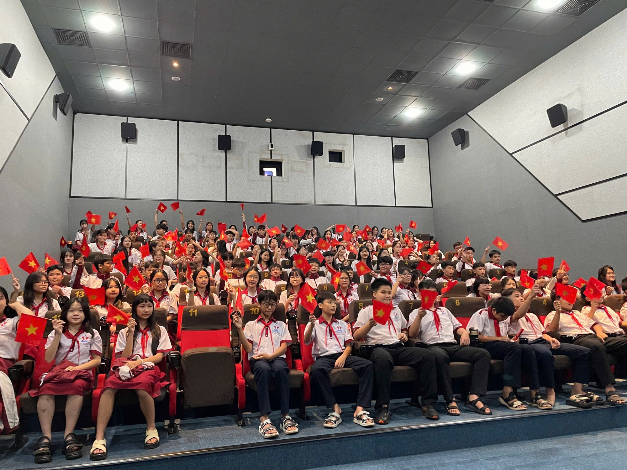 សាលានាំសិស្ស២.០០០នាក់ទៅមើលរឿង 'Red Rain' - រូបថត ១. Trường học đưa 2.000 học sinh đi xem phim ‘Mưa đỏ’ - Ảnh 1.