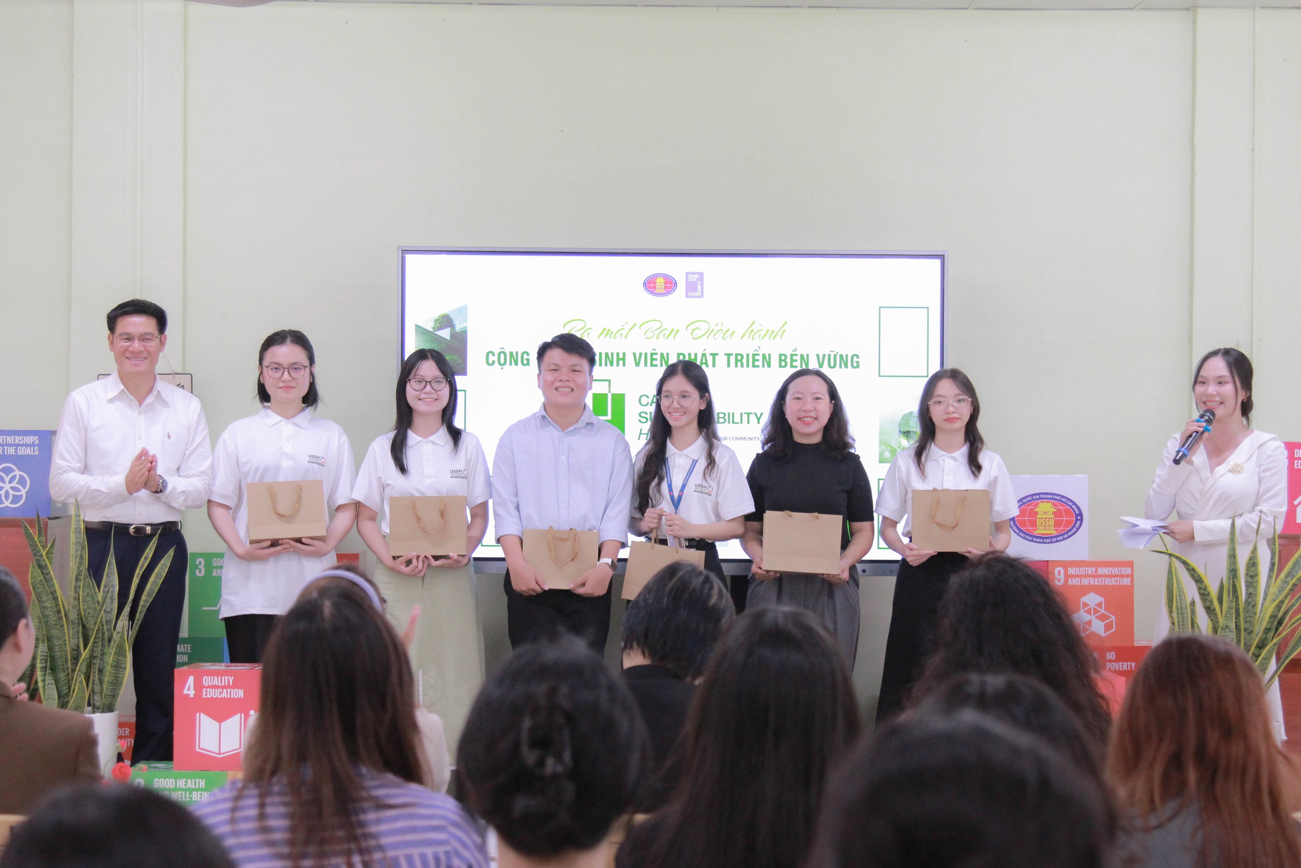 Cầu nối tiếp cận cơ hội việc làm xanh cho sinh viên - Ảnh 1.