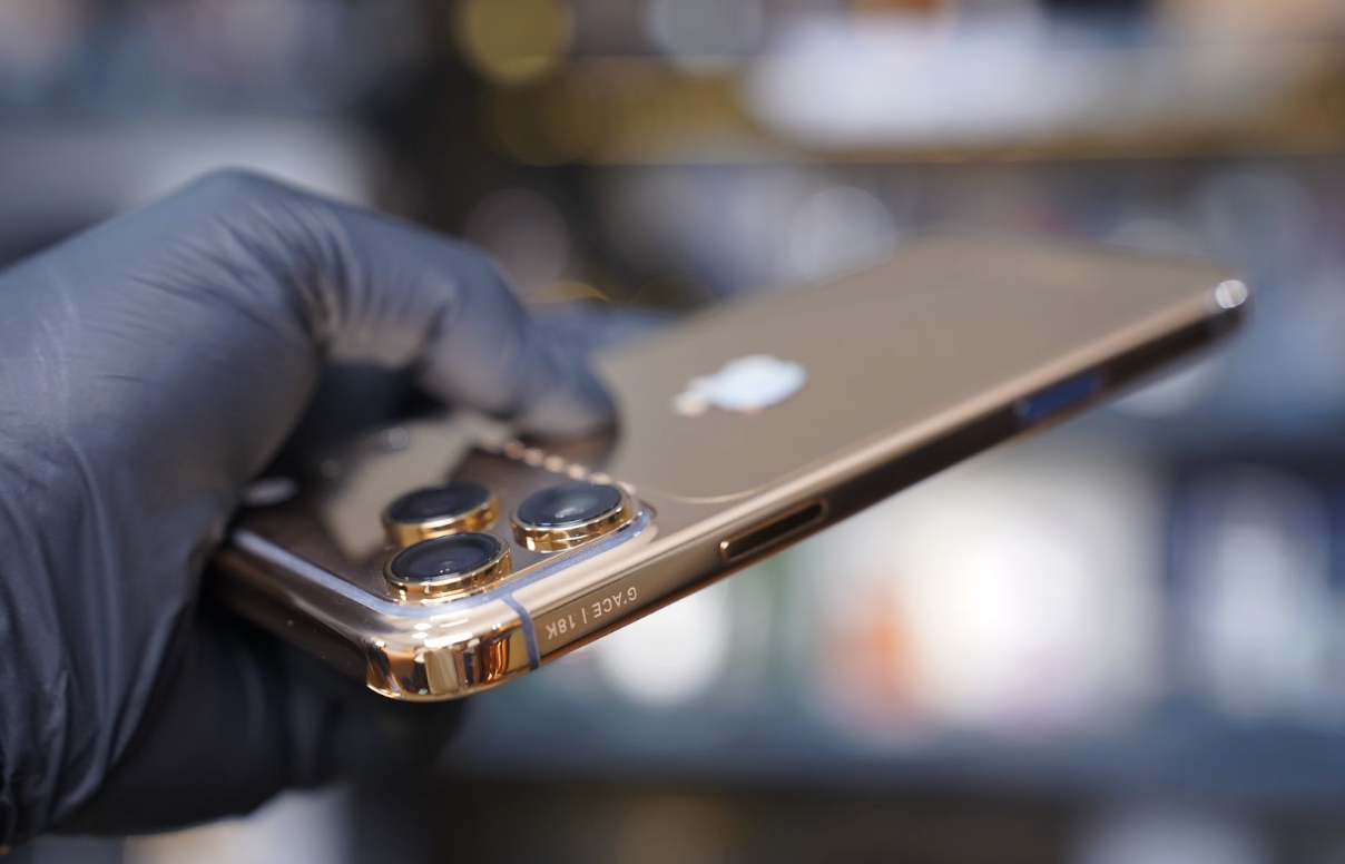 Cận cảnh iPhone 17 Pro Max mạ vàng đầu tiên thế giới của nhà chế tác Việt - Ảnh 3.
