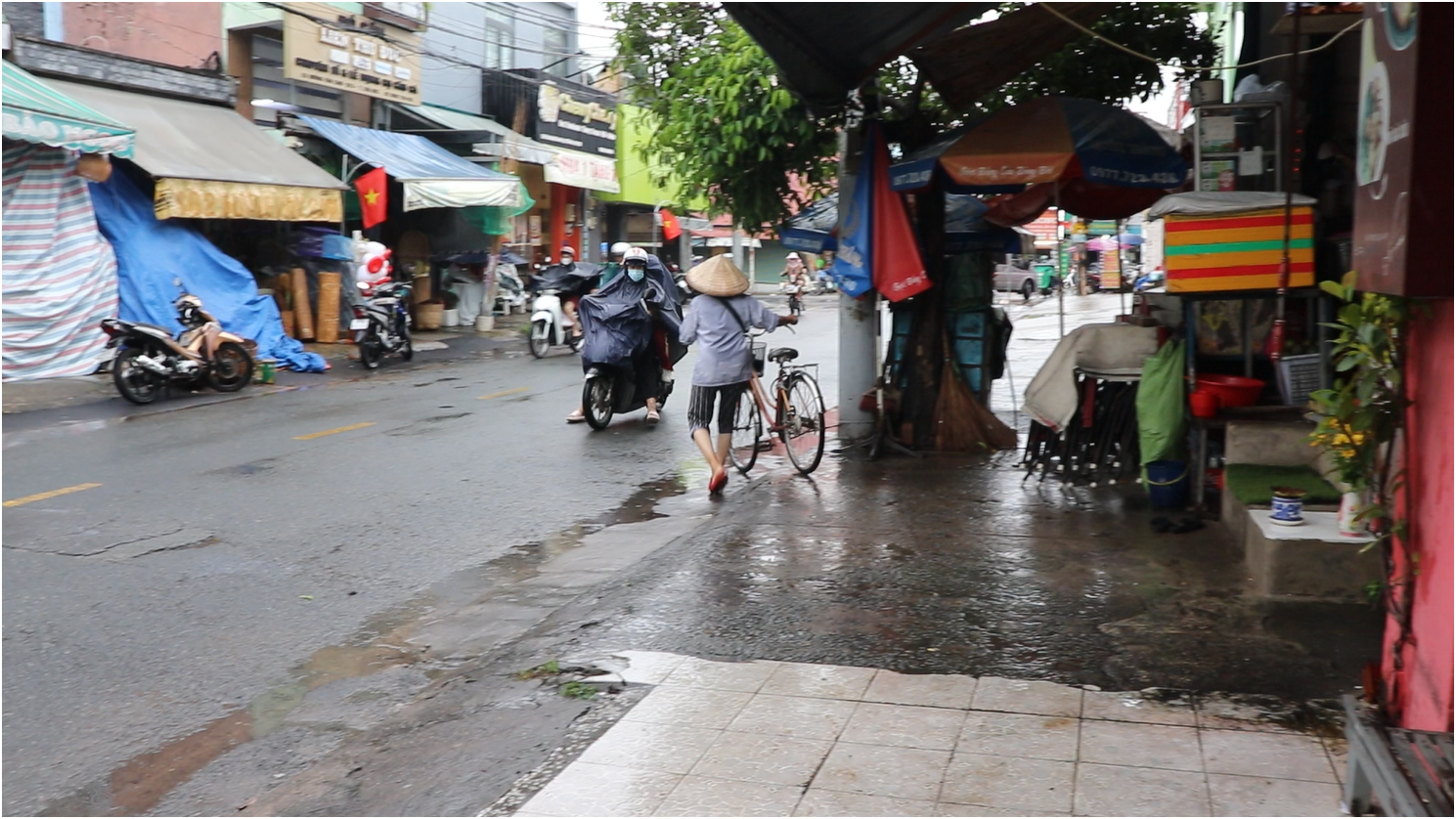 Mưa lớn từ sáng sớm ở TP.HCM,…