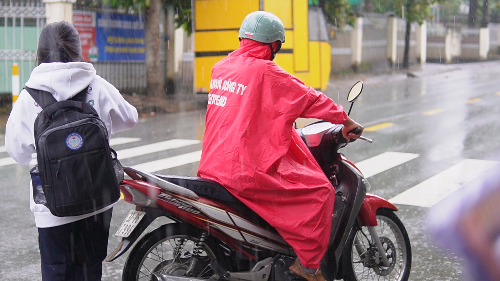 TP.HCM mưa lớn giờ tan trường buổi trưa…