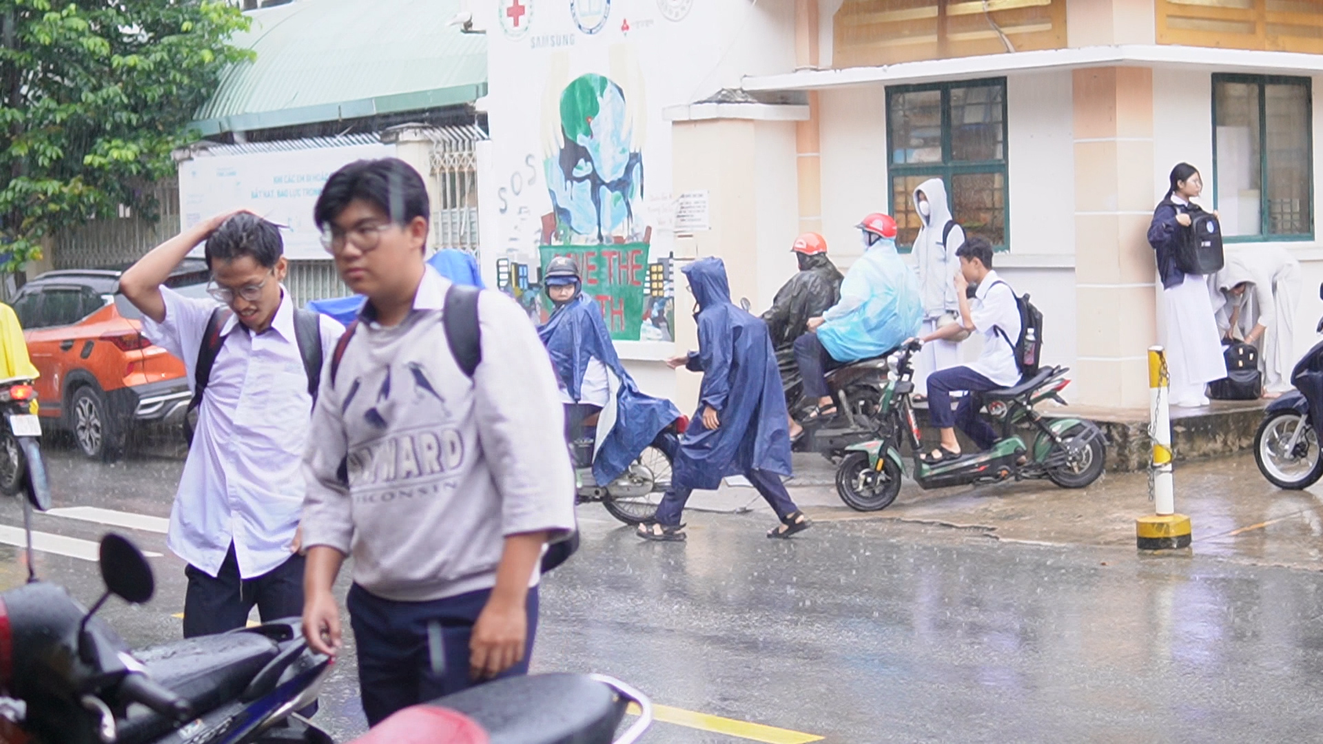 TP.HCM mưa lớn giờ tan trường buổi trưa, học sinh ướt rượt chờ cha mẹ đ&oacute;n - Ảnh 2.