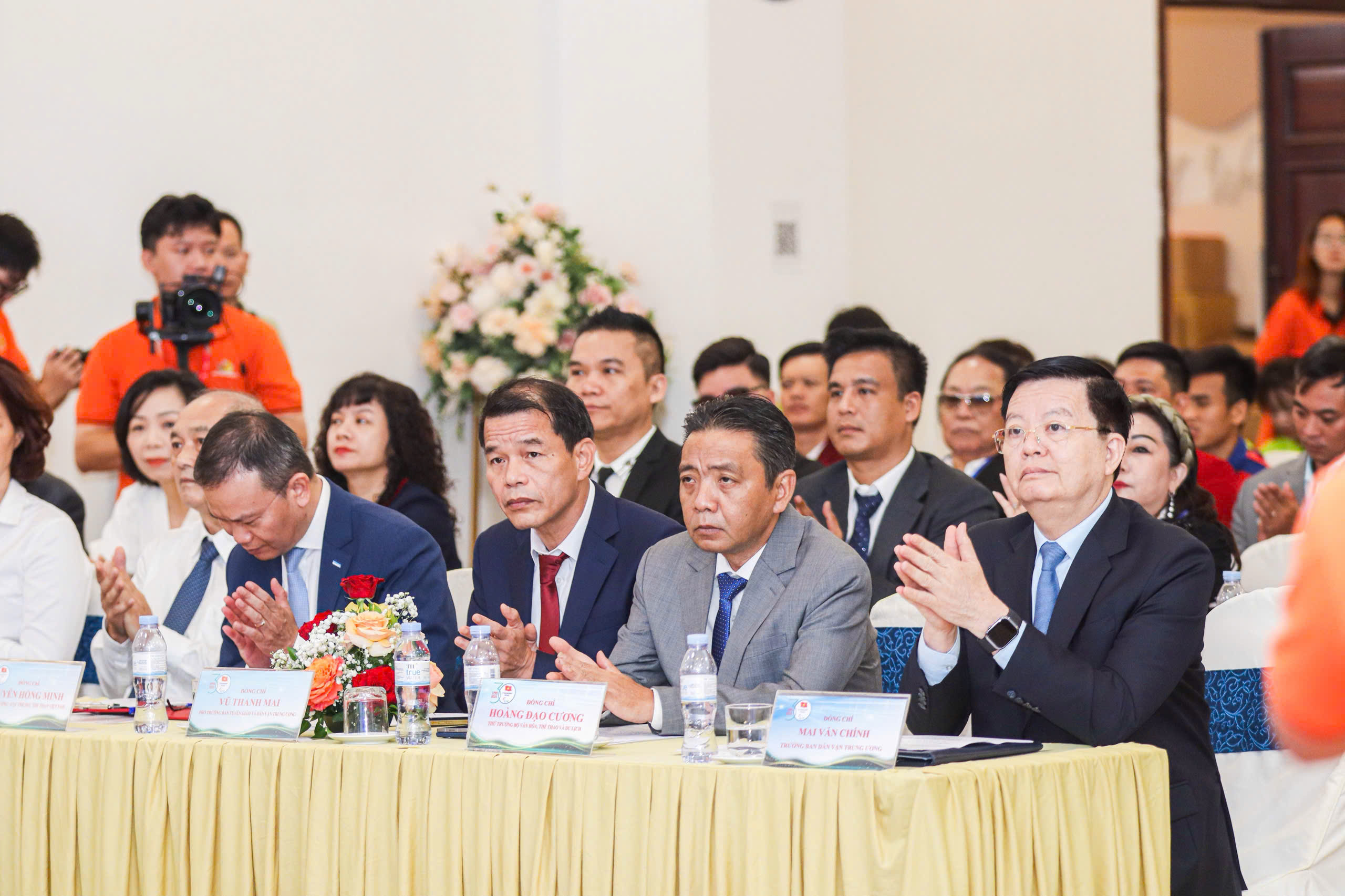 ឧបនាយករដ្ឋមន្ត្រី Mai Van Chinh៖ 'ការកែលម្អគោលនយោបាយធានាសមភាពសម្រាប់អត្តពលិកពិការ' - រូបថត ៤. Phó thủ tướng Mai Văn Chính: 'Hoàn thiện chính sách, đảm bảo sự bình đẳng cho VĐV người khuyết tật’- Ảnh 4.