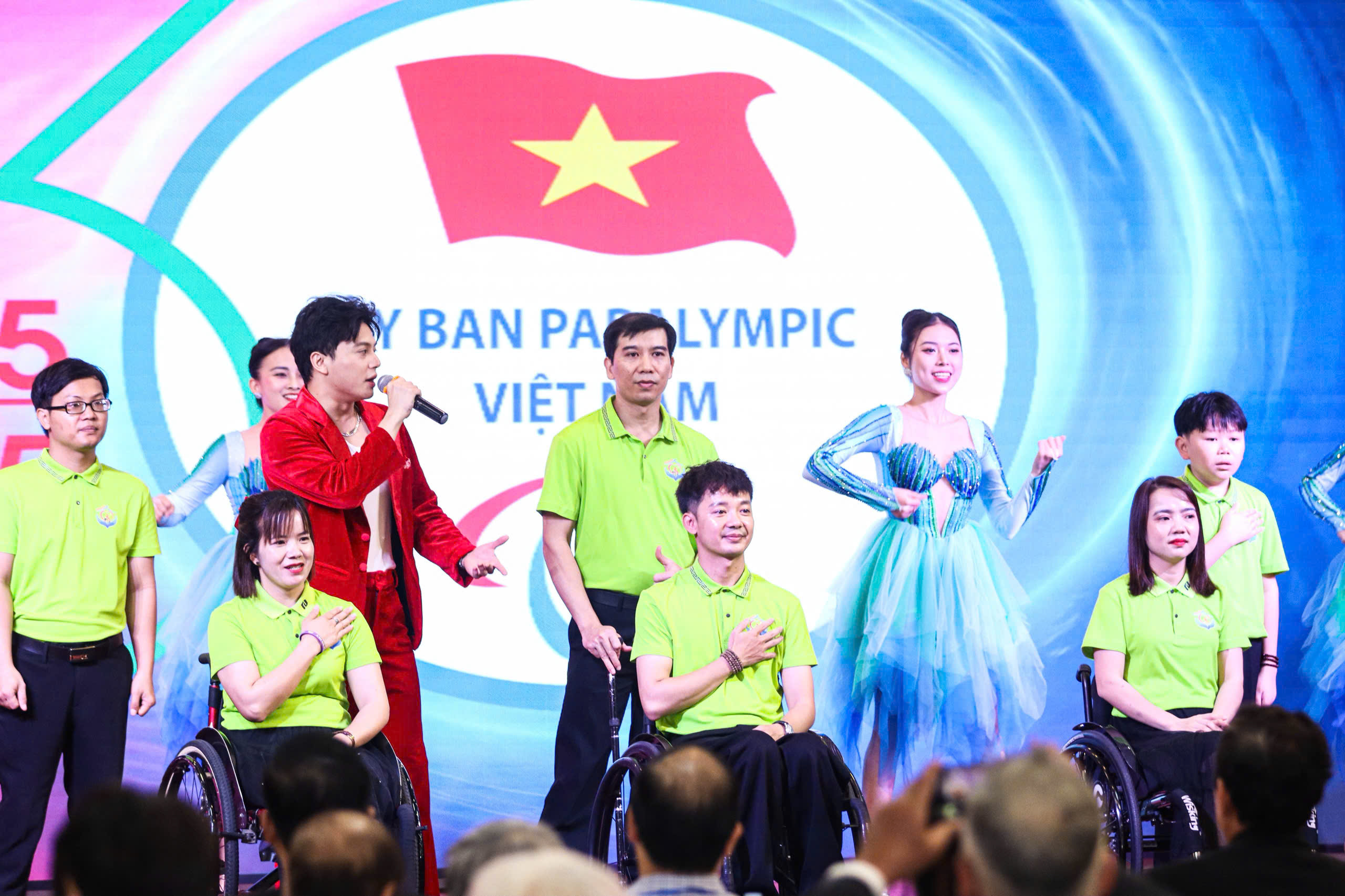 ឧបនាយករដ្ឋមន្ត្រី Mai Van Chinh៖ 'ការកែលម្អគោលនយោបាយធានាសមភាពសម្រាប់អត្តពលិកពិការ' - រូបថត ៣. Phó thủ tướng Mai Văn Chính: 'Hoàn thiện chính sách, đảm bảo sự bình đẳng cho VĐV người khuyết tật’- Ảnh 3.