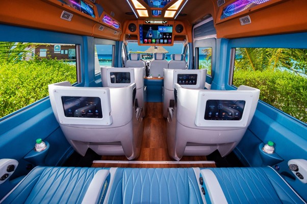 Thuê xe Limousine ghế Boeing mát-xa trọn gói nâng tầm du lịch hiện đại - Ảnh 1.