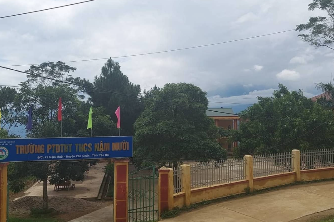 Lào Cai: Sập cổng trường học khiến 2 anh em ruột tử vong- Ảnh 1. Lào Cai: Sập cổng trường học khiến 2 anh em ruột tử vong- Ảnh 1.
