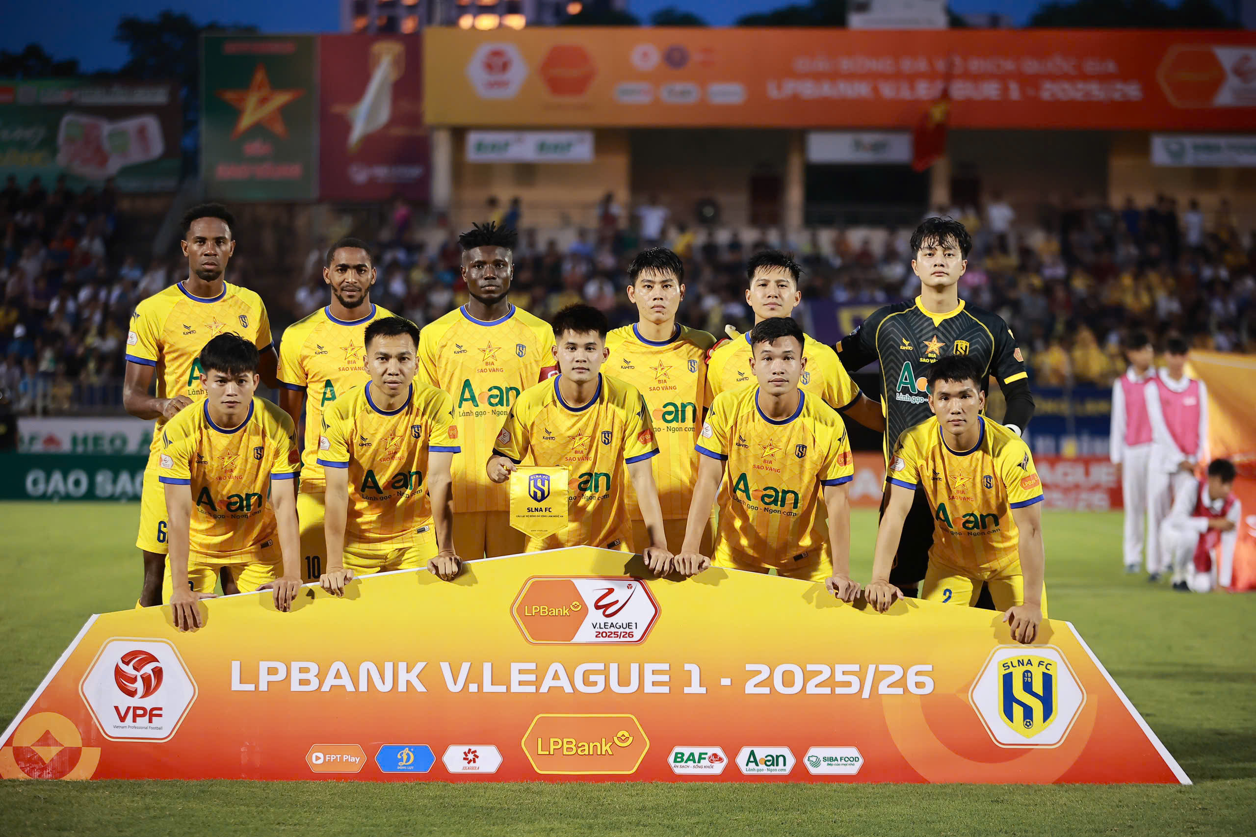 អតីតជើងឯក V-League ទាំង ៤ ប្រជែងគ្នាដើម្បីចៀសវាងការកាត់ចោល៖ HAGL, Da Nang និងអ្នកណាទៀត? - រូបថត ២. 4 cựu vương V-League đua trụ hạng: Có HAGL, Đà Nẵng và đội nào nữa?- Ảnh 2.