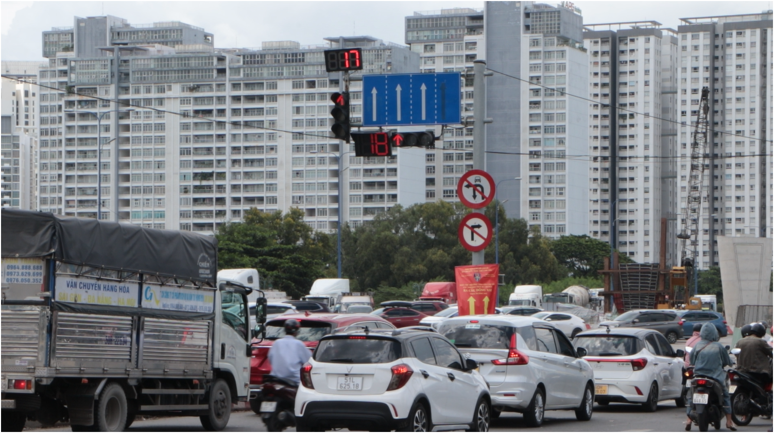 Người dân mỏi mệt vì kẹt xe và vạch kẻ rối rắm tại nút giao An Phú - Ảnh 2.