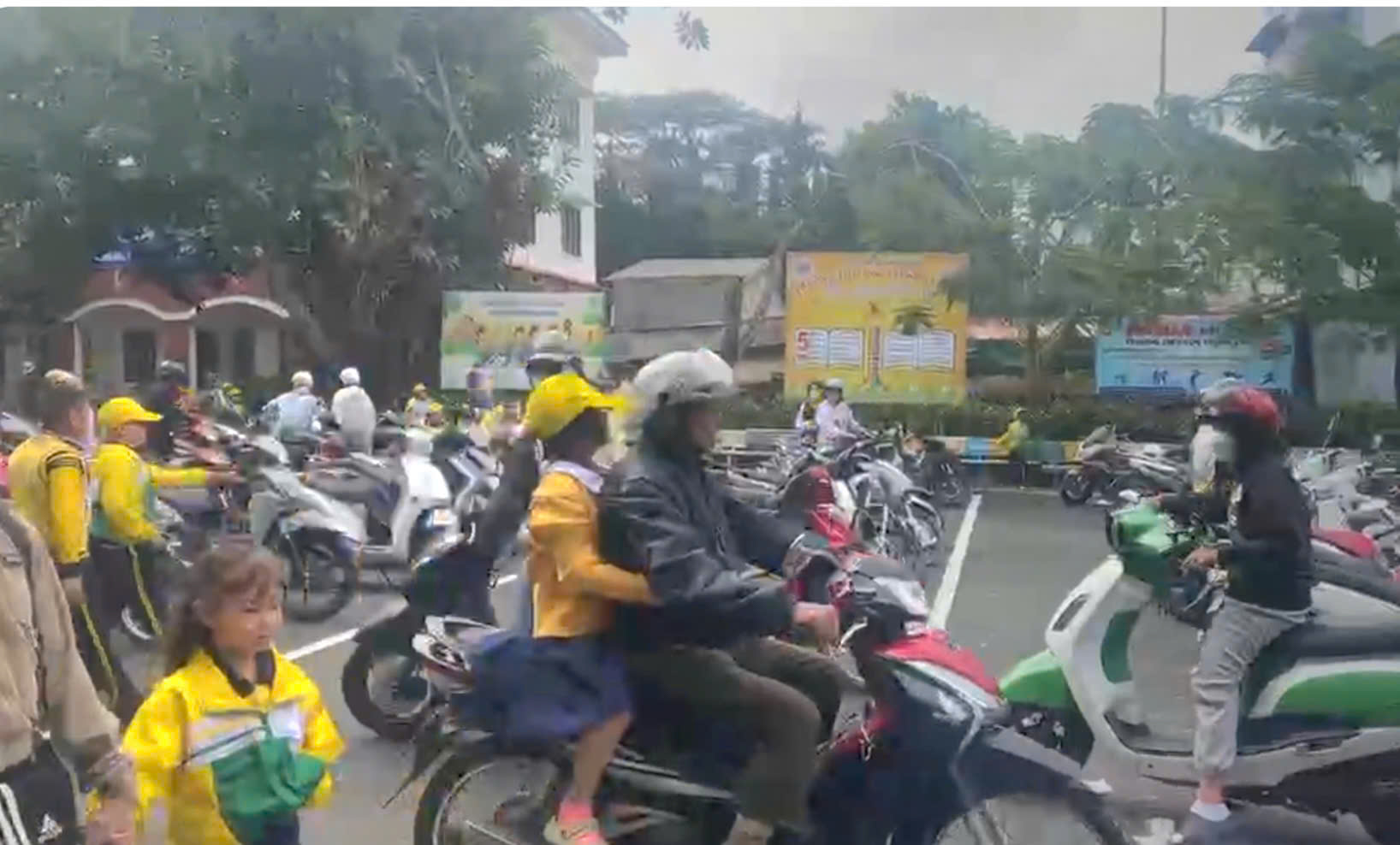 Trung Vuong小学校の汚れた食品ケースと寄宿舎の厨房の検査 - 写真4。 Vụ thực phẩm bẩn tại trường tiểu học Trưng Vương và kiểm tra bếp bán trú - Ảnh 4.