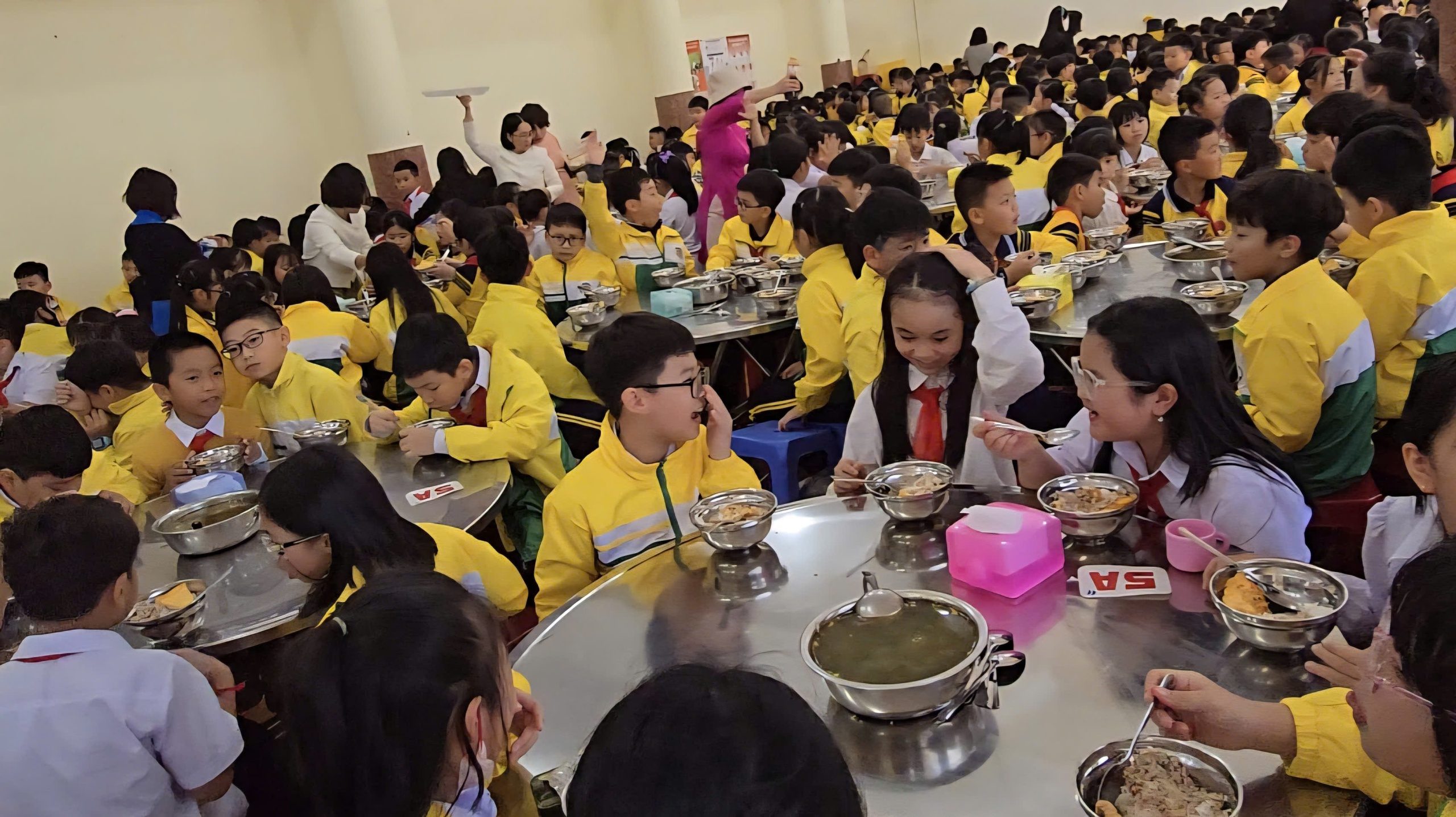 Trung Vuong小学校の汚れた食品事件と寄宿舎の厨房の検査 - 写真1。 Vụ thực phẩm bẩn tại trường tiểu học Trưng Vương và kiểm tra bếp bán trú - Ảnh 1.