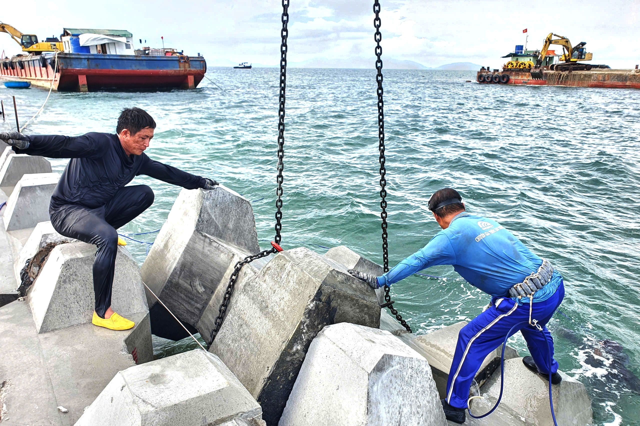 'Gánh' 10 kg chì, thợ lặn ngâm mình hàng giờ để 'hồi sinh' bãi biển Hội An - Ảnh 2.