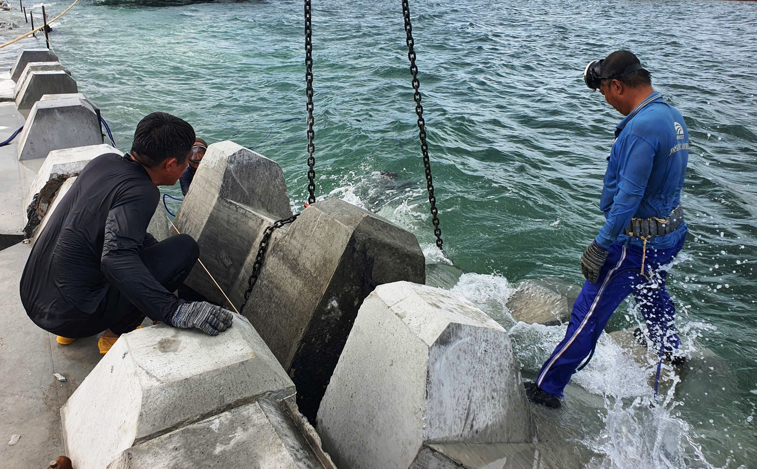 'Gánh' 10 kg chì, thợ lặn ngâm mình hàng giờ để 'hồi sinh' bãi biển Hội An - Ảnh 5.