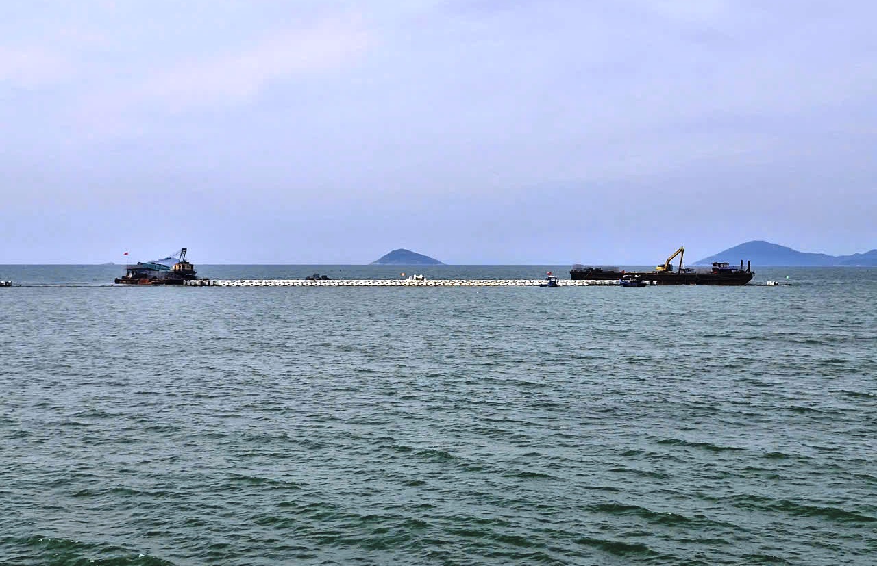 'Gánh' 10 kg chì, thợ lặn ngâm mình hàng giờ để 'hồi sinh' bãi biển Hội An - Ảnh 9.
