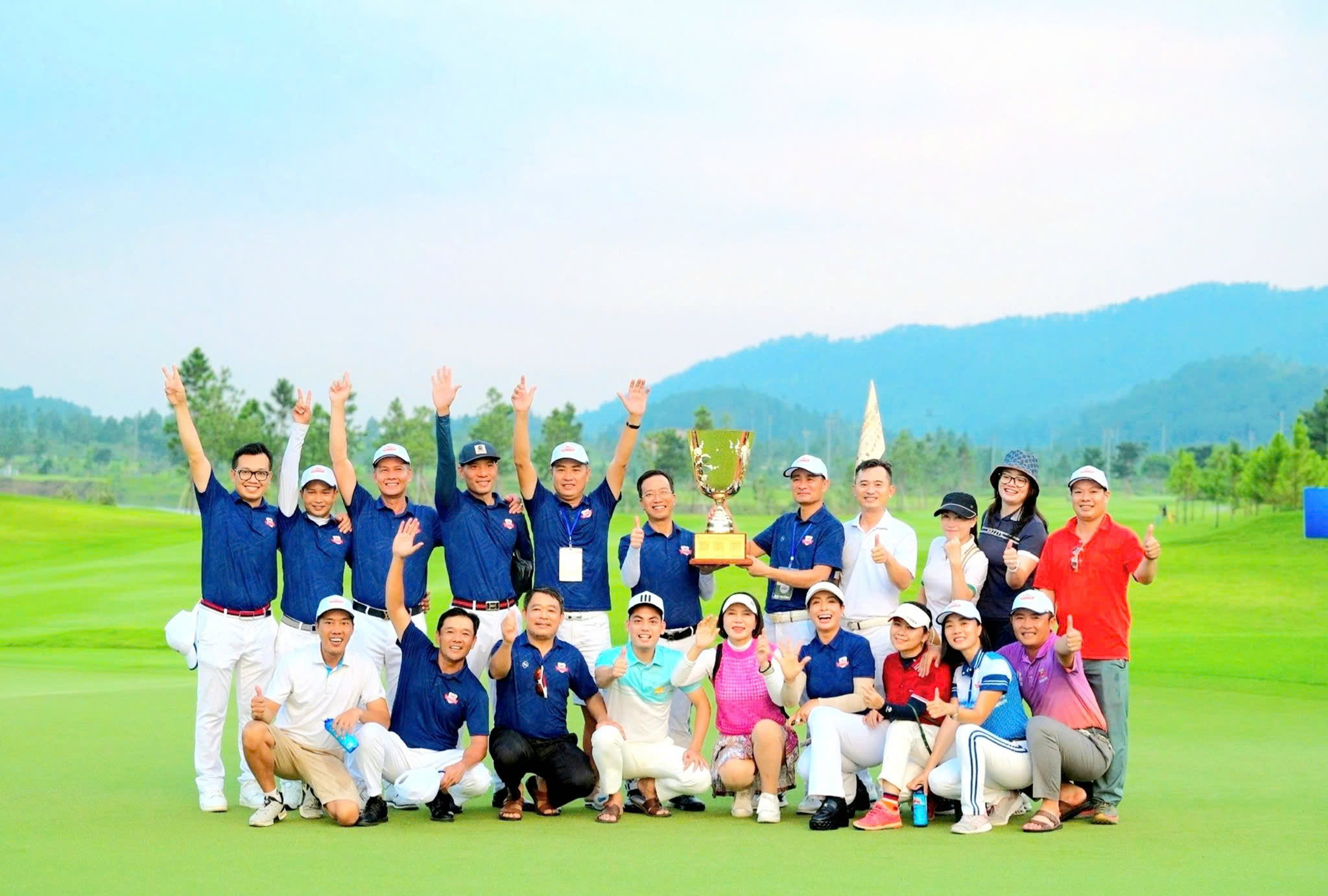 Rodinný golfový klub Bui poprvé vyhrál dramatický rodinný turnaj - Foto 2. CLB golf họ Bùi lần đầu tiên vô địch kịch tính giải các dòng họ - Ảnh 2.