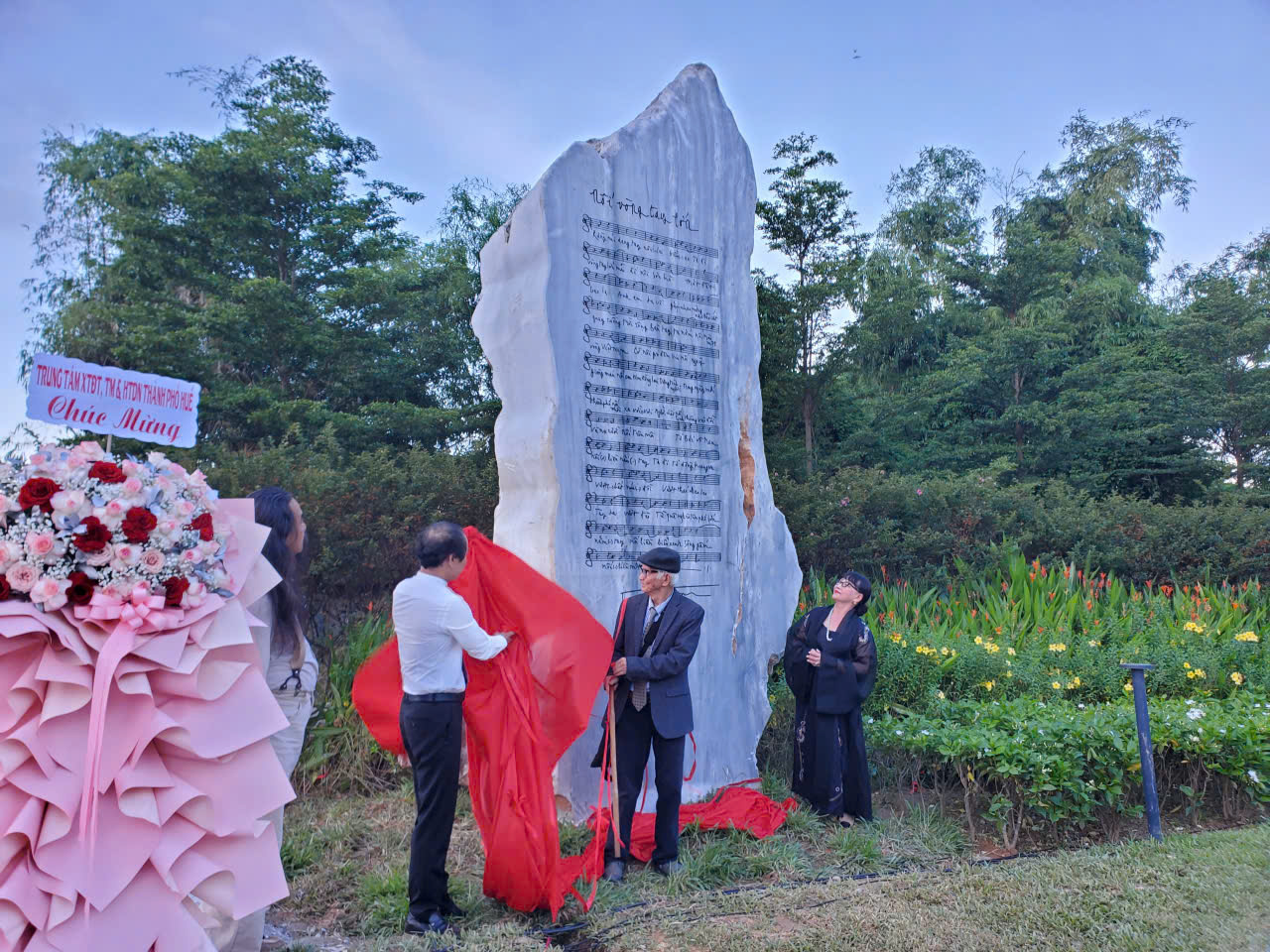 Érection de la grande stèle de la Main Tenue au parc Trinh Cong Son à Hué - Photo 1. Dựng bia Nối vòng tay lớn tại công viên Trịnh Công Sơn ở Huế- Ảnh 1.