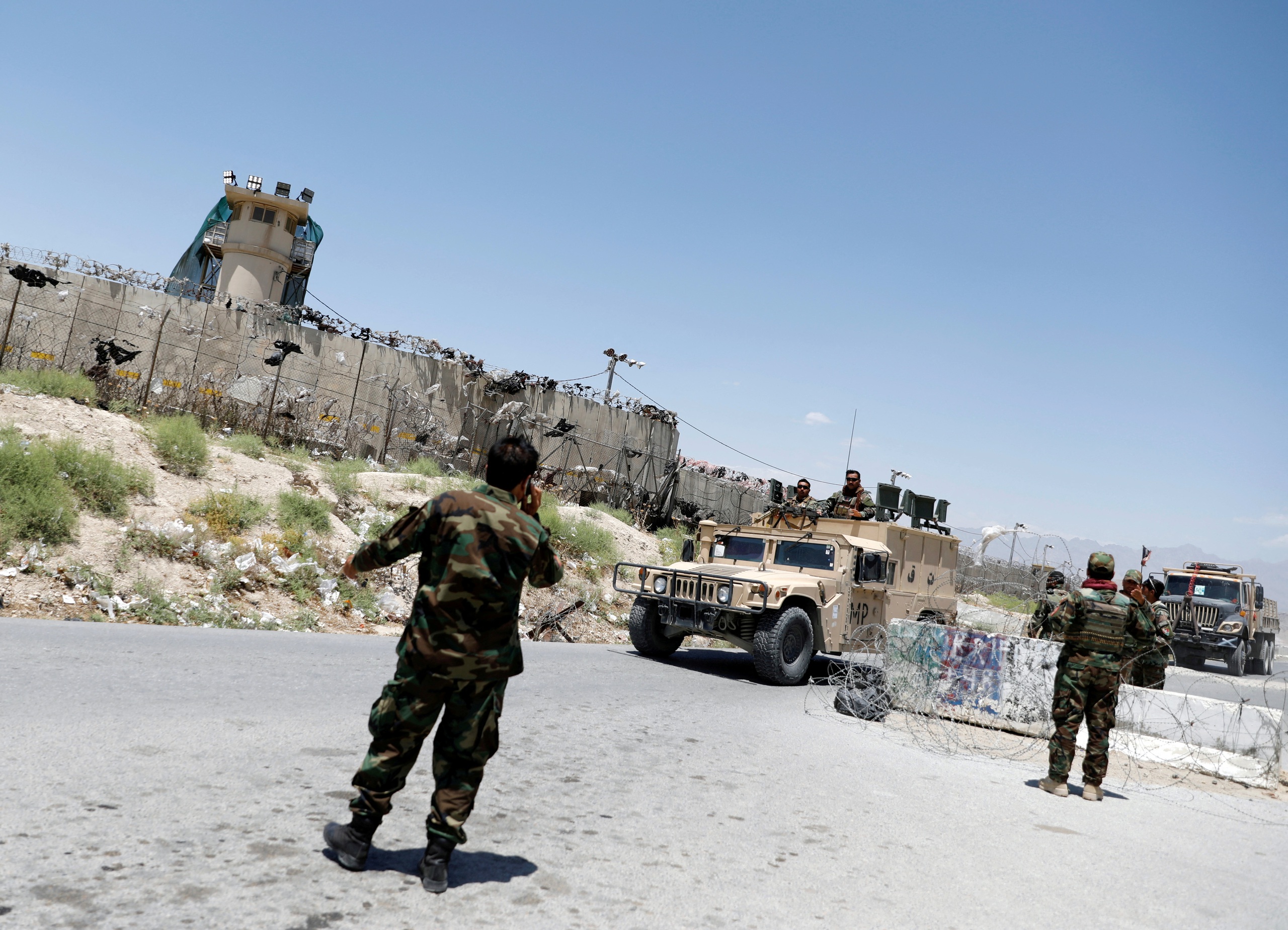 Taliban đáp trả cứng rắn sau khi ông Trump đòi lại căn cứ - Ảnh 1.