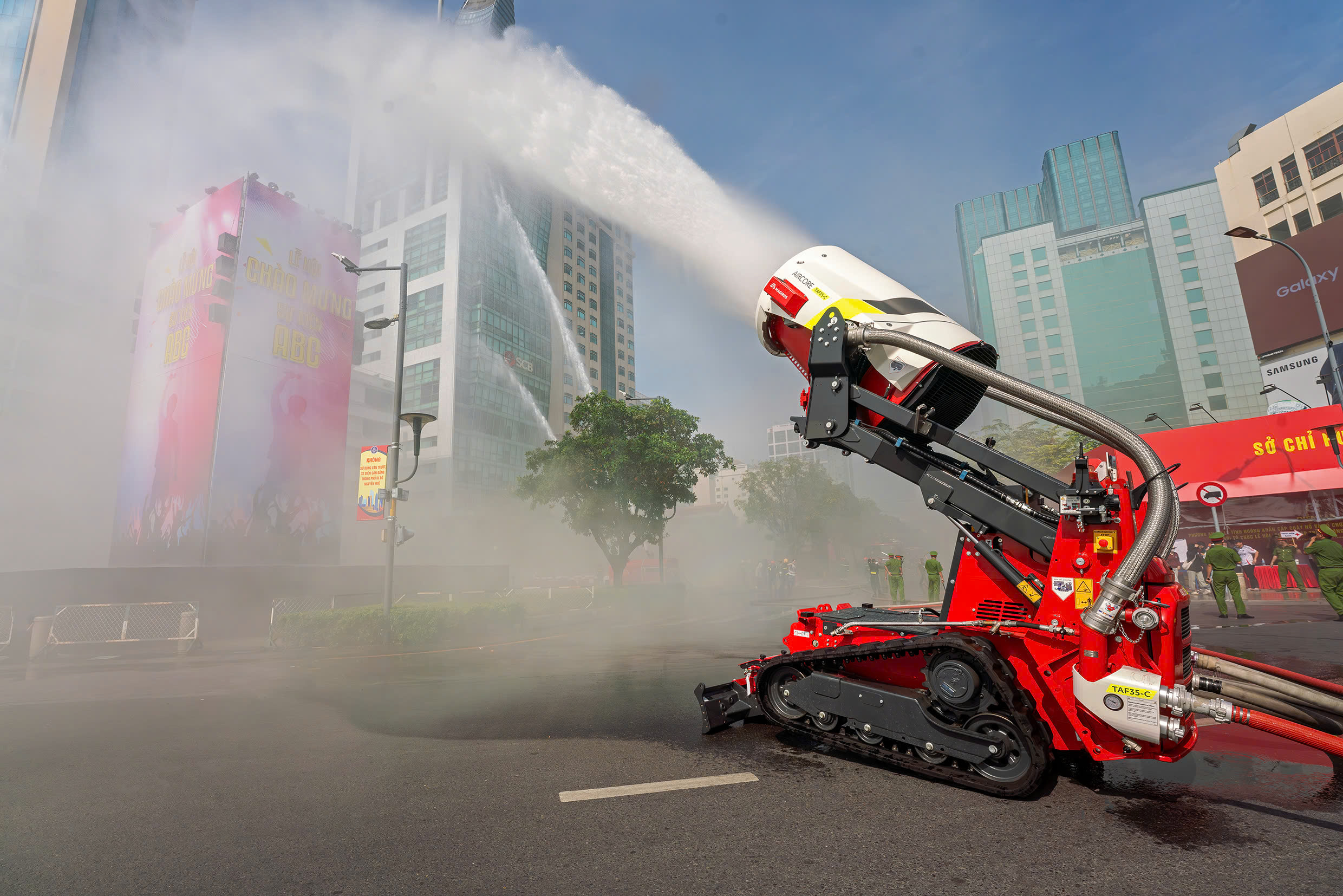 'Tiểu xe tăng' robot TAF35 chữa cháy của Công an TP.HCM- Ảnh 1.