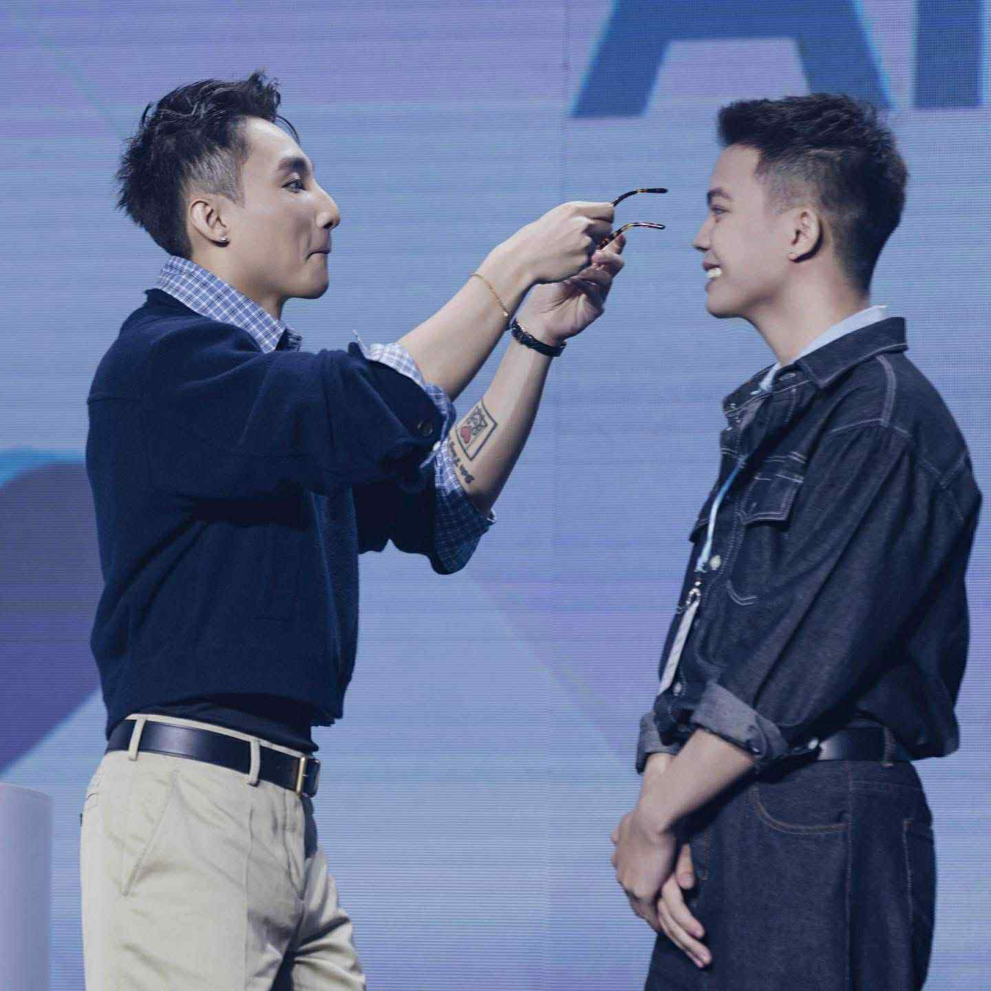 Sơn Tùng M-TP tháo mắt kính tặng fan trên sân khấu - Ảnh 1.