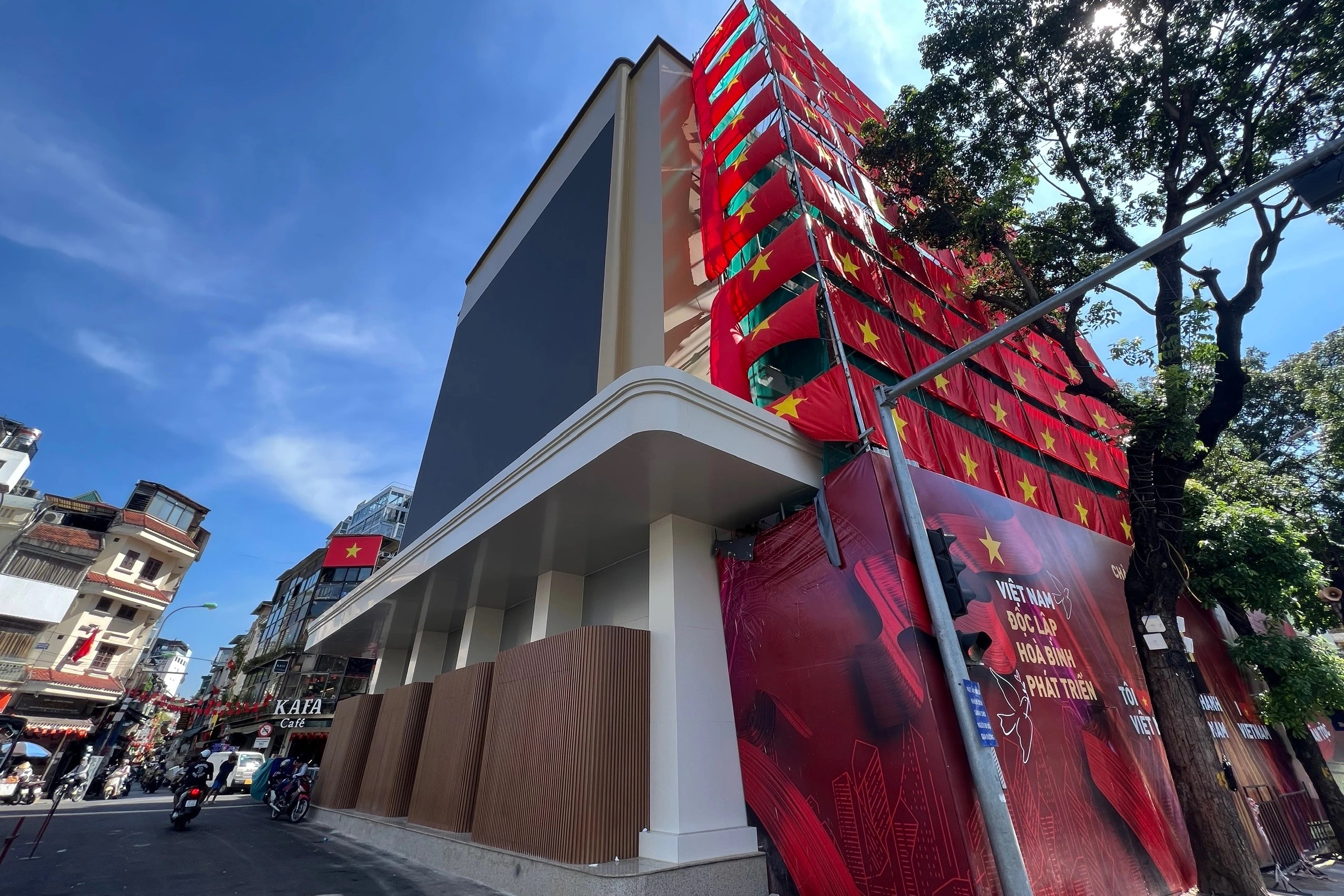 ពីបេតិកភណ្ឌដែលបាននាំចូលទៅជាបំរែបំរួលវប្បធម៌ - រូបថត ២. Từ di sản du nhập đến biến thể văn hóa- Ảnh 2.