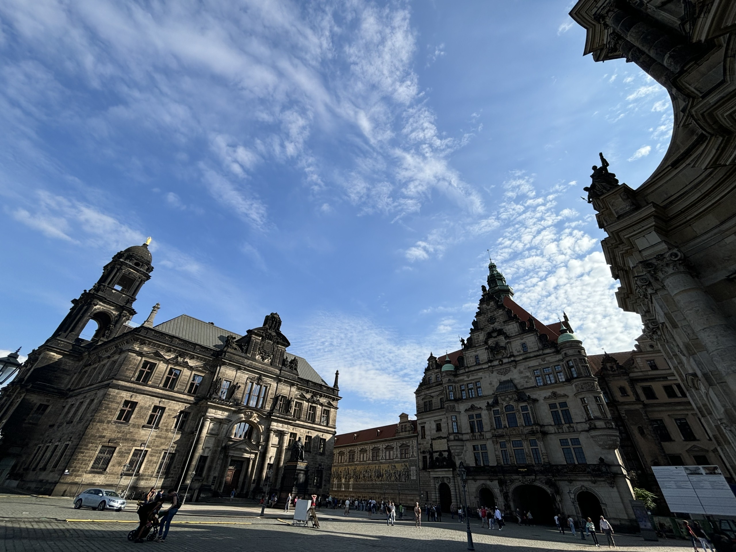 ពីបេតិកភណ្ឌដែលបាននាំចូលទៅជាការប្រែប្រួលវប្បធម៌ - រូបថត ៣. Từ di sản du nhập đến biến thể văn hóa- Ảnh 3.