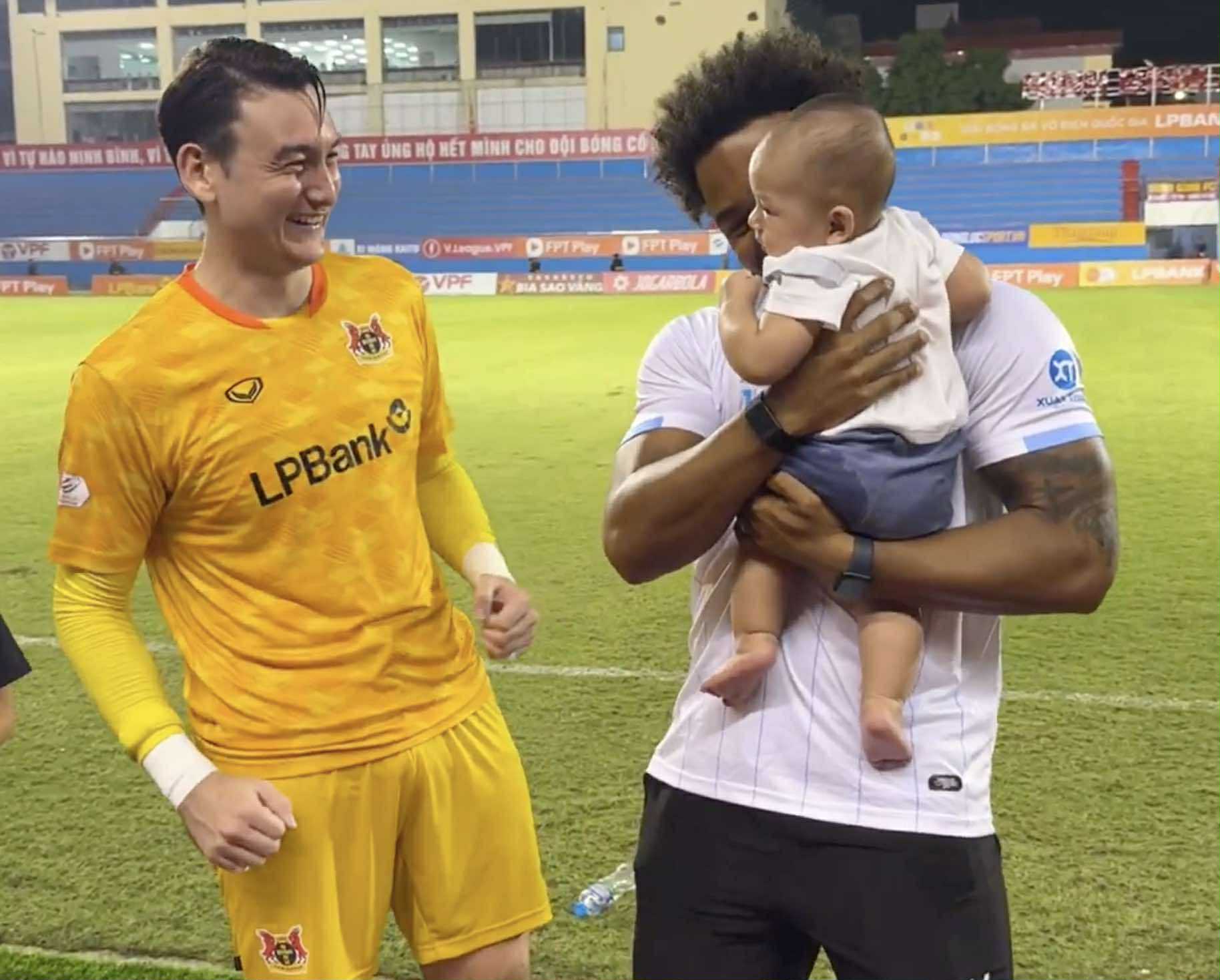 ជំនួបដ៏គួរឲ្យចាប់អារម្មណ៍ជាខ្លាំងជាមួយលោក Xuan Son លោក Van Lam… សុំឲ្យកូនប្រុសមានសុខភាពល្អ - រូបថត ៣. Màn gặp gỡ cực thú vị với Xuân Son, Văn Lâm… xin vía khỏe mạnh cho con trai- Ảnh 3.