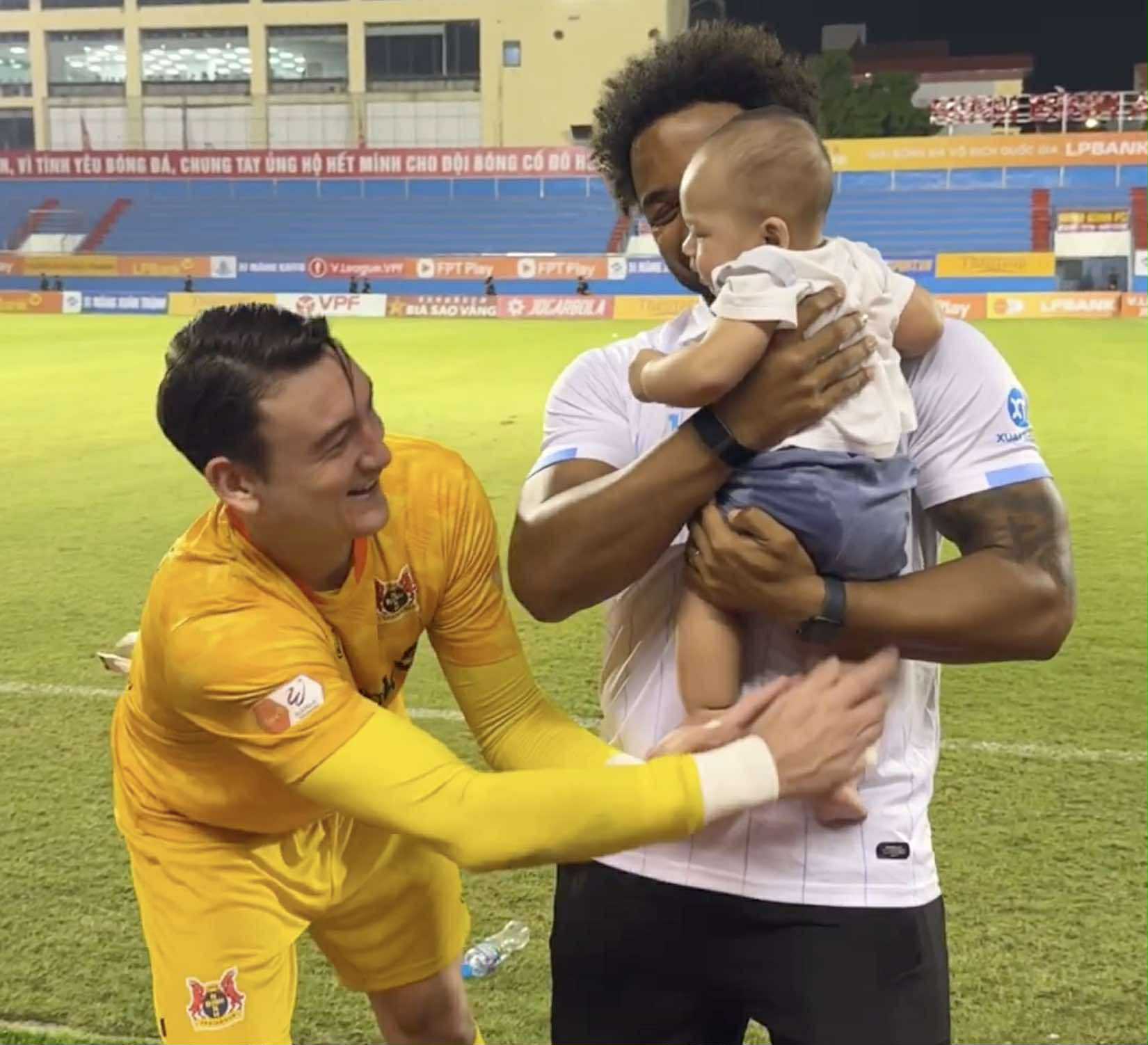 ជំនួបដ៏គួរឱ្យចាប់អារម្មណ៍ជាខ្លាំងជាមួយ Xuan Son លោក Van Lam… សុំឱ្យកូនប្រុសមានសុខភាពល្អ - រូបថត ២. Màn gặp gỡ cực thú vị với Xuân Son, Văn Lâm… xin vía khỏe mạnh cho con trai- Ảnh 2.