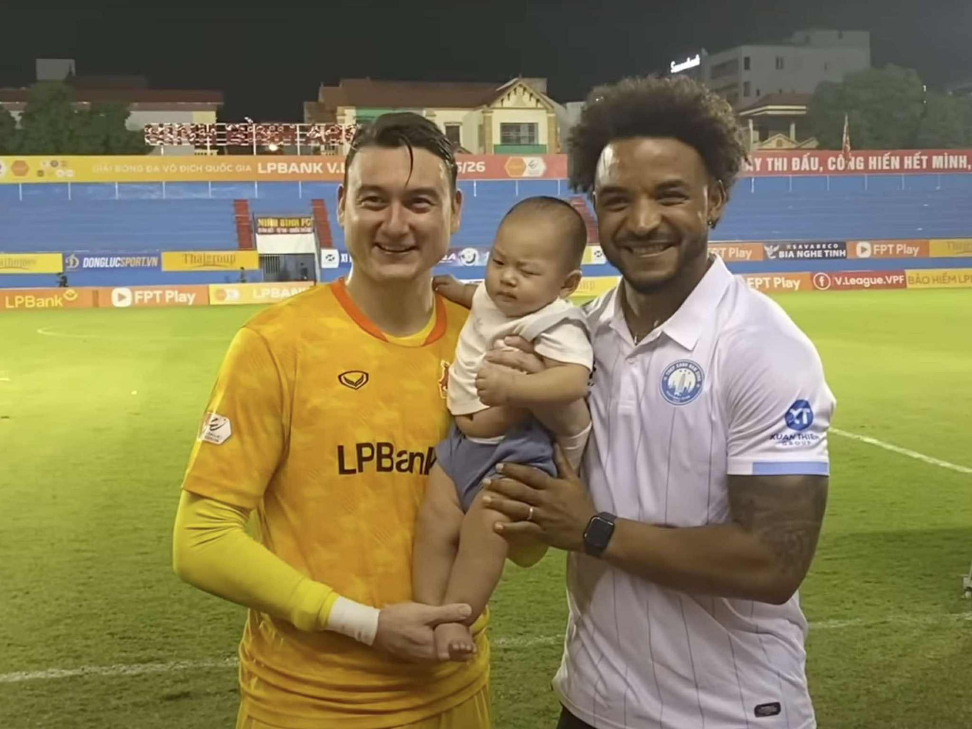 ជំនួបដ៏គួរឱ្យចាប់អារម្មណ៍ជាខ្លាំងជាមួយ Xuan Son លោក Van Lam... សុំឱ្យកូនប្រុសមានសុខភាពល្អ - រូបថត ១. Màn gặp gỡ cực thú vị với Xuân Son, Văn Lâm… xin vía khỏe mạnh cho con trai- Ảnh 1.