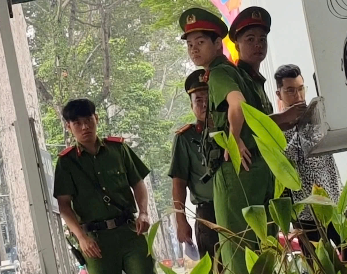 Ca sĩ Ưng Hoàng Phúc đến Công an TP.HCM làm việc- Ảnh 1.