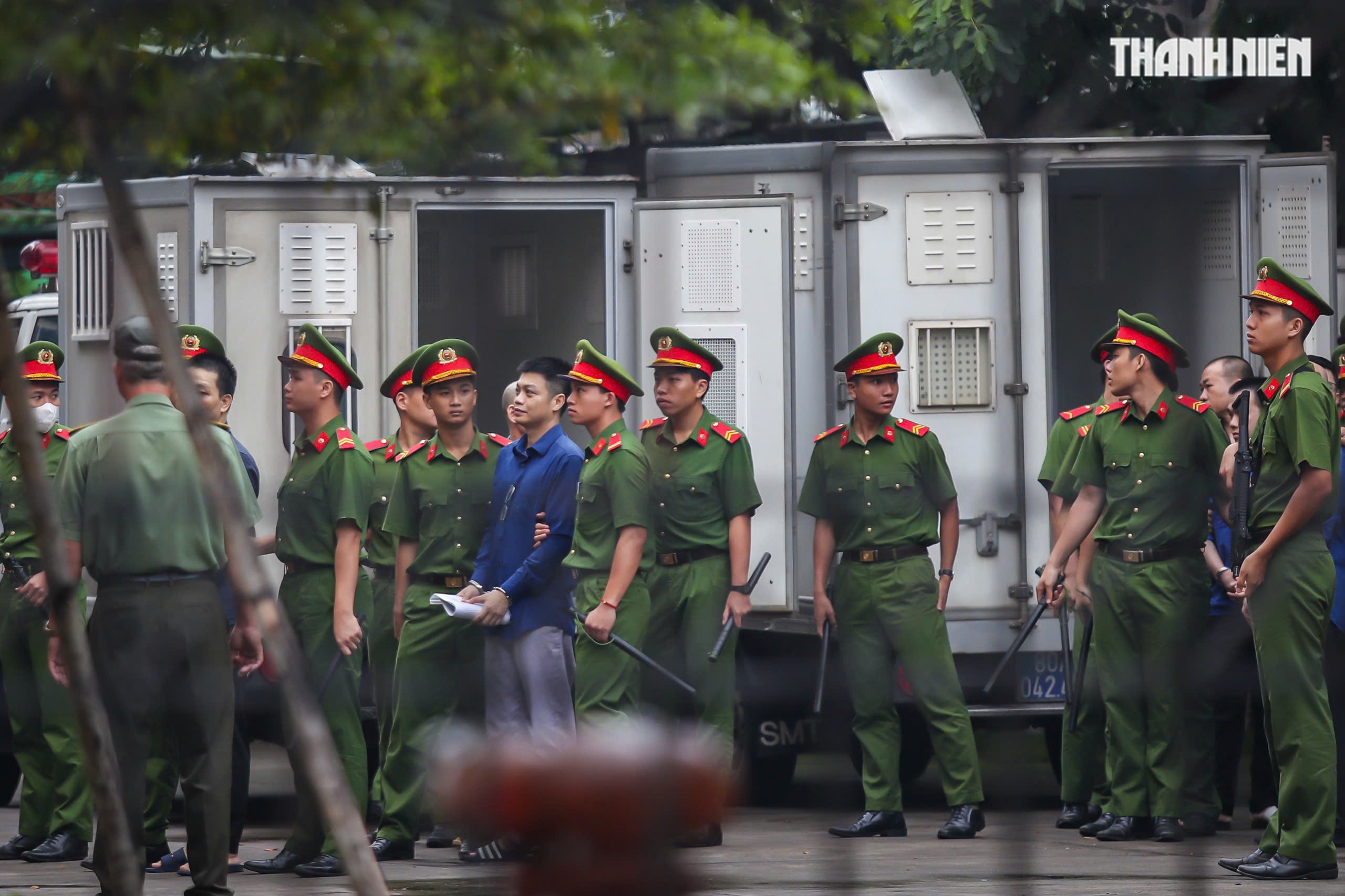 Áp giải trùm giang hồ Bình 'Kiểm' và đồng phạm đến tòa- Ảnh 2.