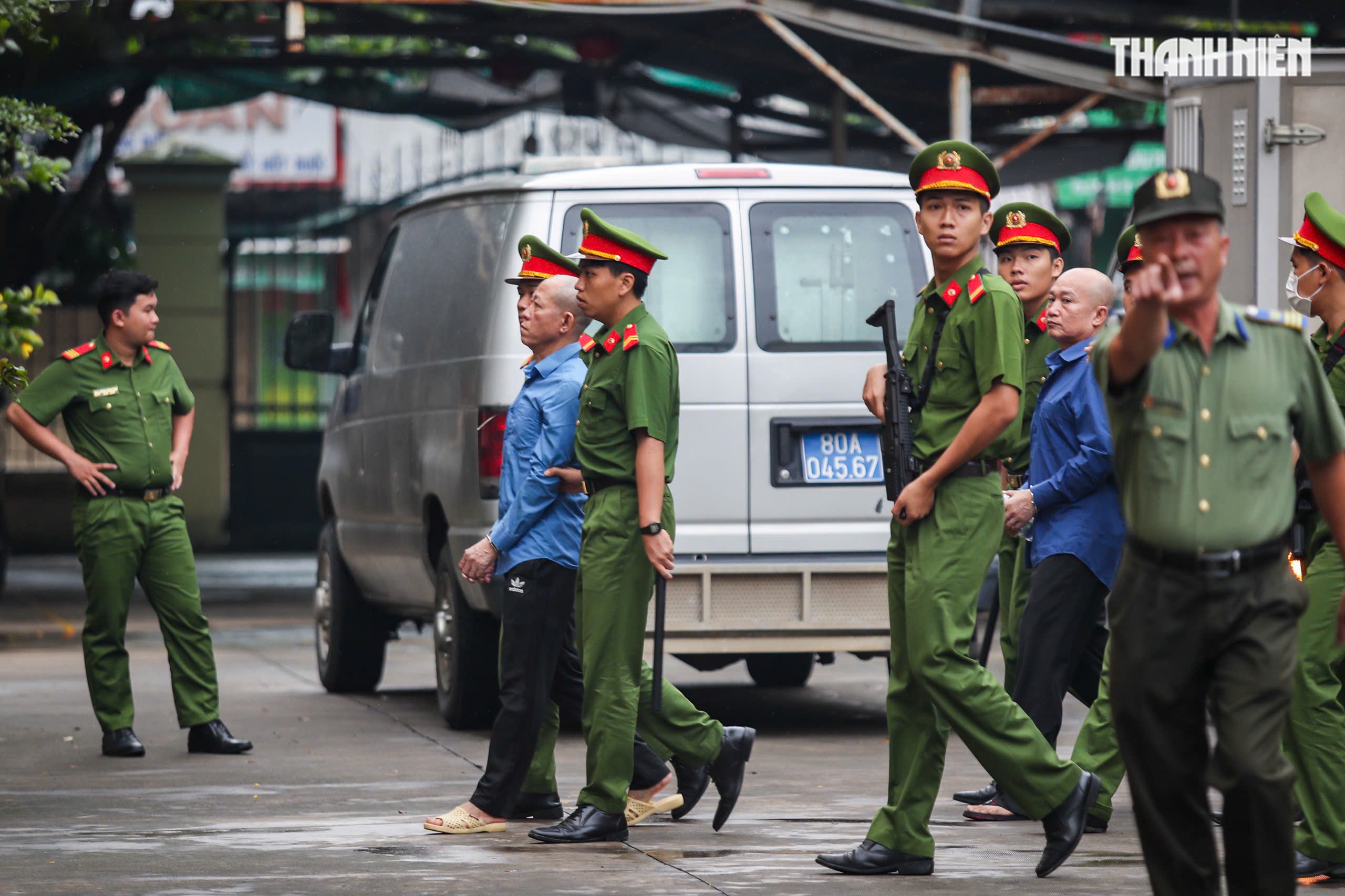 Áp giải trùm giang hồ Bình 'Kiểm' và đồng phạm đến tòa- Ảnh 1.