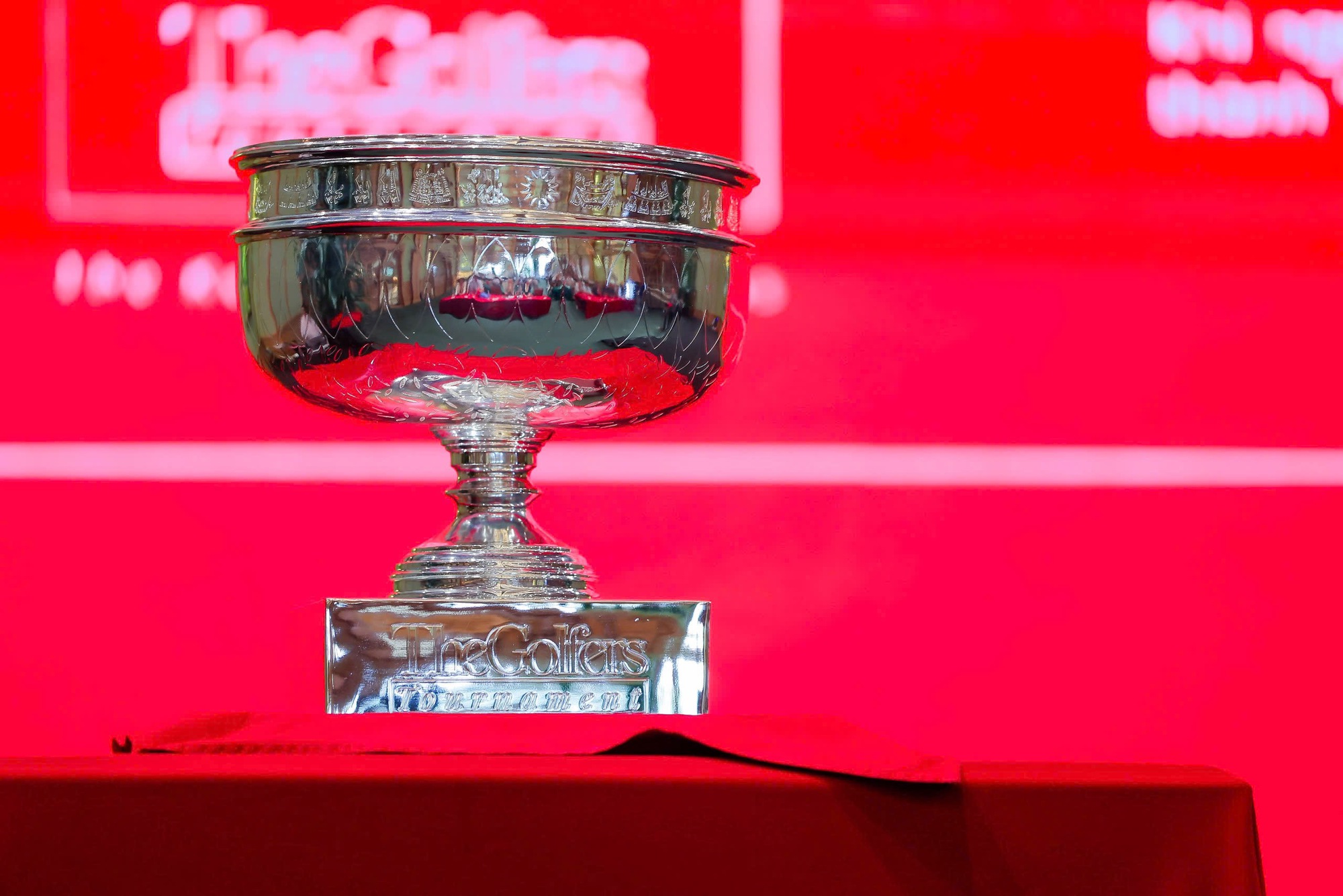 ពានរង្វាន់ពិសេសនៅ The Golfers Tournament 2025 - រូបថត 3. Chiếc cúp đặc biệt tại The Golfers Tournament 2025 - Ảnh 3.