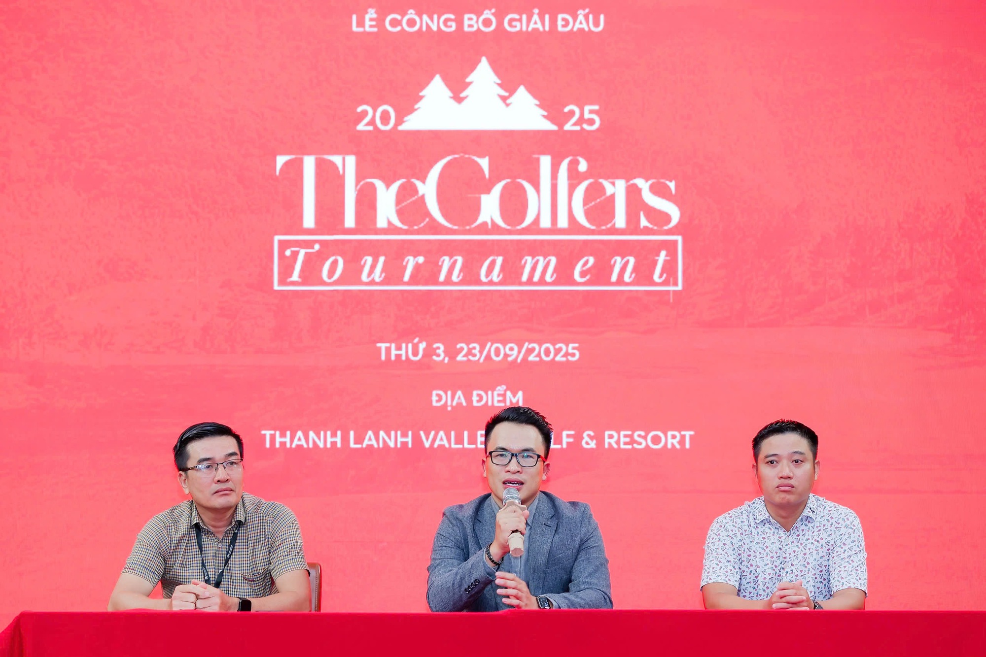 ពានរង្វាន់ពិសេសនៅ The Golfers Tournament 2025 - រូបថត 4. Chiếc cúp đặc biệt tại The Golfers Tournament 2025 - Ảnh 4.