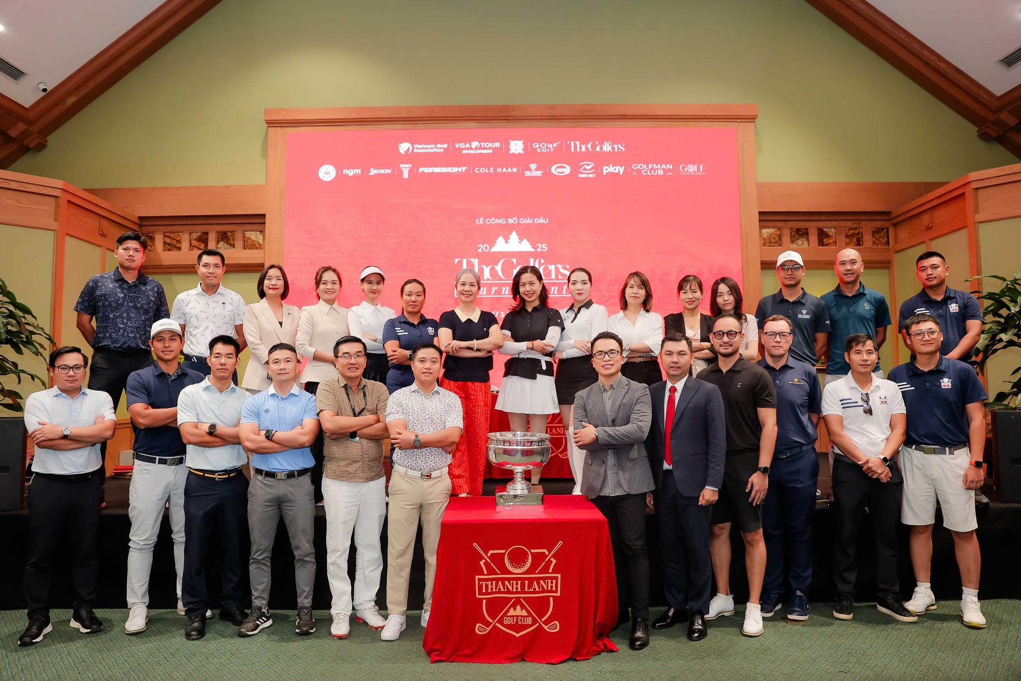 ពានរង្វាន់ពិសេសនៅ The Golfers Tournament 2025 - រូបថត ១. Chiếc cúp đặc biệt tại The Golfers Tournament 2025 - Ảnh 1.