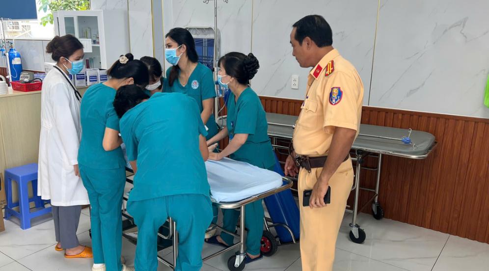 CSGT dùng xe chuyên dụng cứu nguy bé trai 1 tuổi khó thở, tím tái toàn thân- Ảnh 5.