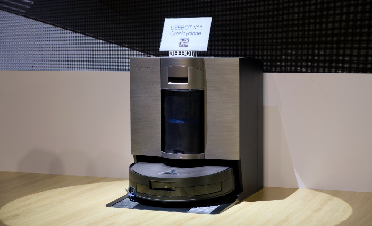 Ecovacs បើកដំណើរការម៉ាស៊ីនបូមធូលីមនុស្សយន្ត Deebot X11 ជាមួយនឹងការគ្រប់គ្រងរបស់វៀតណាម - រូបថត ១. Ecovacs ra mắt robot hút bụi Deebot X11 với điều khiển bằng tiếng Việt - Ảnh 1.