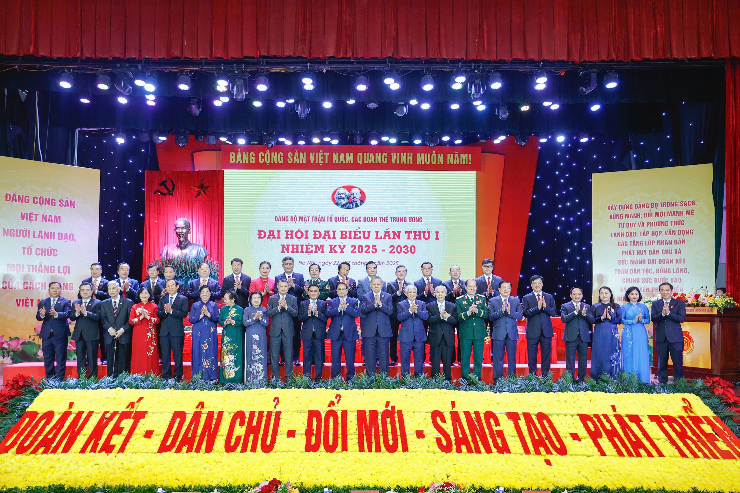 Tổng Bí thư Tô Lâm và lãnh đạo Đảng, Nhà nước chụp ảnh cùng các đại biểu dự đại hội Tổng Bí thư Tô Lâm và lãnh đạo Đảng, Nhà nước chụp ảnh cùng các đại biểu dự đại hội