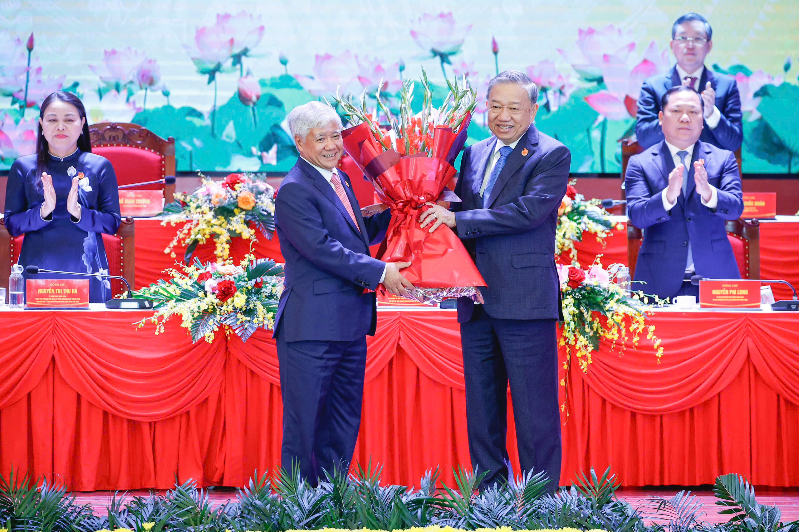Chủ tịch Ủy ban T.Ư MTTQ Việt Nam, Bí thư Đảng ủy MTTQ, các đoàn thể T.Ư tặng hoa Tổng Bí thư Tô Lâm. Chủ tịch Ủy ban T.Ư MTTQ Việt Nam, Bí thư Đảng ủy MTTQ, các đoàn thể T.Ư tặng hoa Tổng Bí thư Tô Lâm.