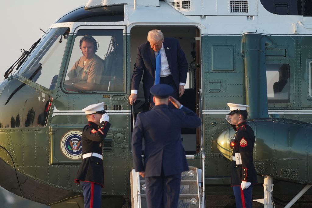 Man charged with allegedly pointing laser at Marine One with Trump on board - Ảnh 1.