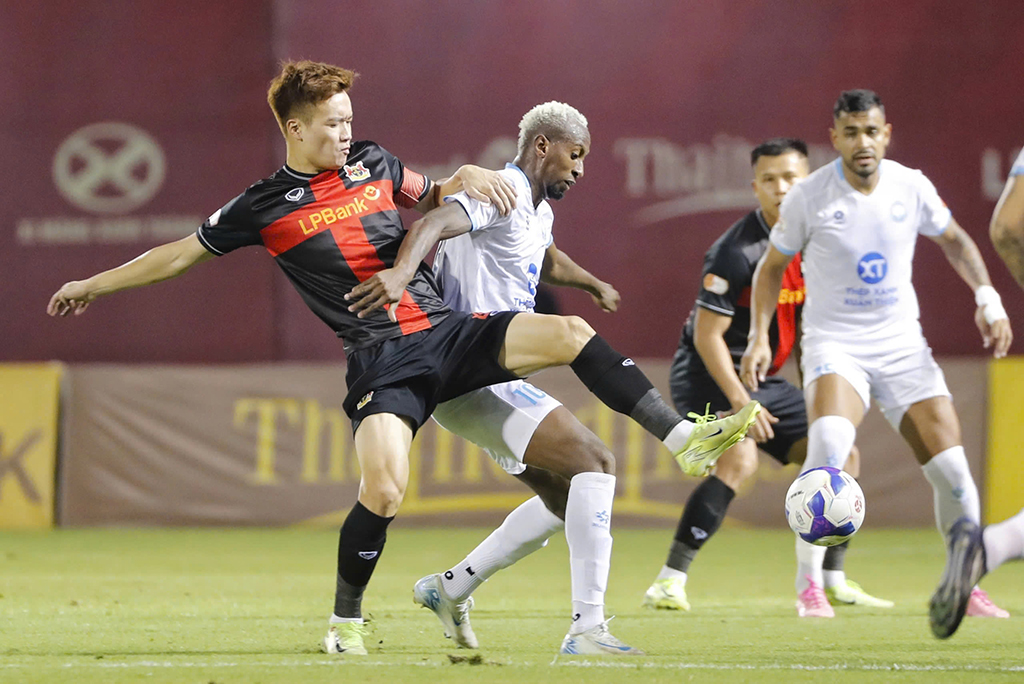 ក្លឹប Ninh Binh ហោះឡើងខ្ពស់ដោយមិននឹកស្មានដល់ក្នុង V-League - រូបថត ១. CLB Ninh Bình bất ngờ bay cao ở V-League- Ảnh 1.
