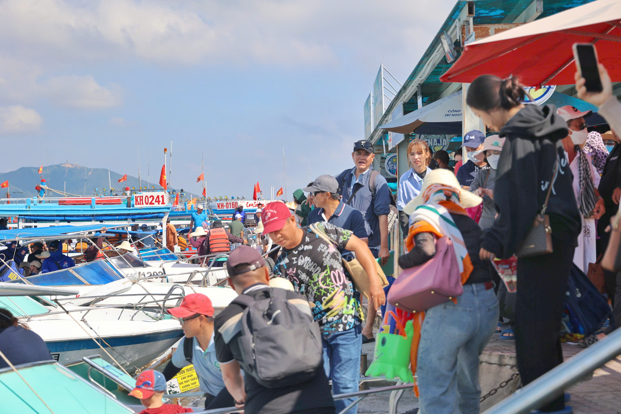 Khánh Hòa thu phí tham quan vịnh Nha Trang như thế nào?- Ảnh 1.