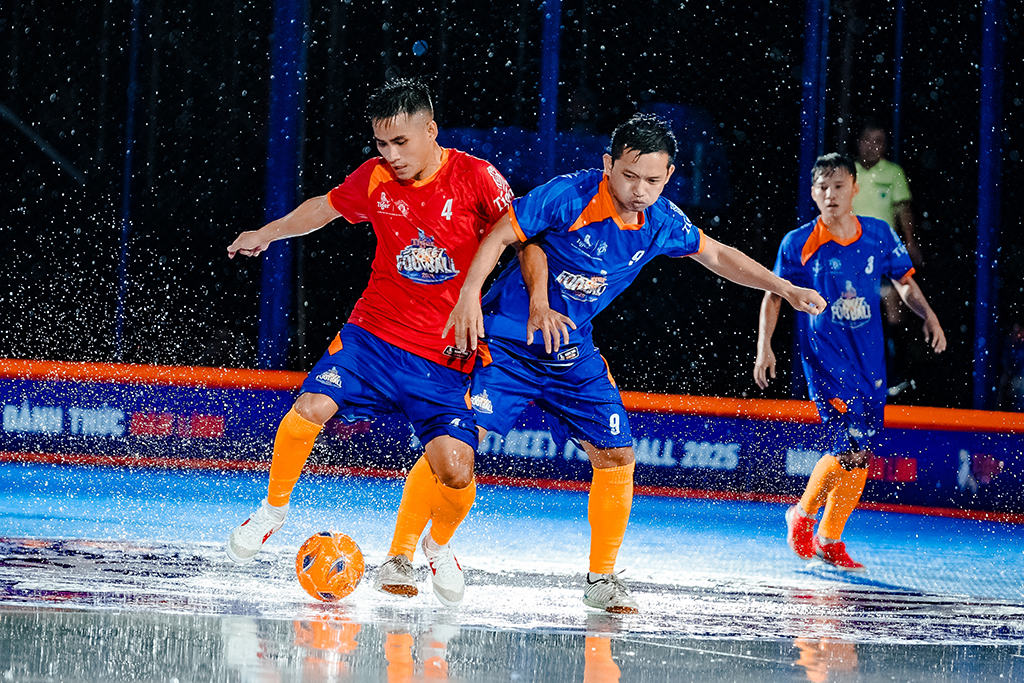 Nha Trang រកឃើញតំណាងដំបូងដើម្បីប្រកួតជាមួយនឹងជើងចាស់ Manchester United - រូបថត 2. Nha Trang tìm ra đại diện đầu tiên tranh tài cùng huyền thoại Manchester United - Ảnh 2.