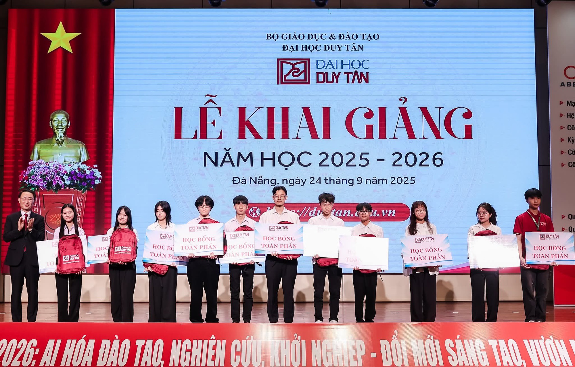 Φοιτήτρια με αναπηρία λαμβάνει πλήρη υποτροφία από το Πανεπιστήμιο Duy Tan και συνεχίζει το πανεπιστημιακό της όνειρο - Φωτογραφία 1. Nữ sinh khuyết tật nhận học bổng toàn phần ĐH Duy Tân, viết tiếp ước mơ đại học- Ảnh 1.