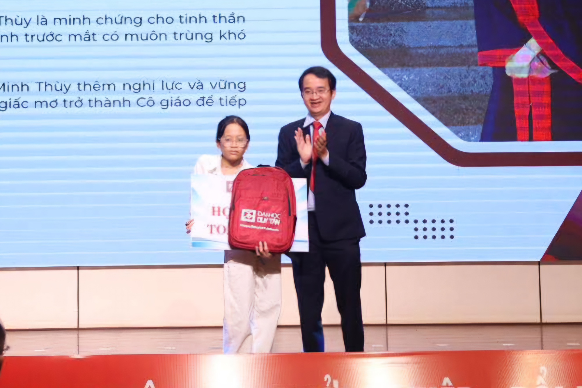 Φοιτήτρια με αναπηρία λαμβάνει πλήρη υποτροφία από το Πανεπιστήμιο Duy Tan και συνεχίζει το πανεπιστημιακό της όνειρο - Φωτογραφία 2. Nữ sinh khuyết tật nhận học bổng toàn phần ĐH Duy Tân, viết tiếp ước mơ đại học- Ảnh 2.