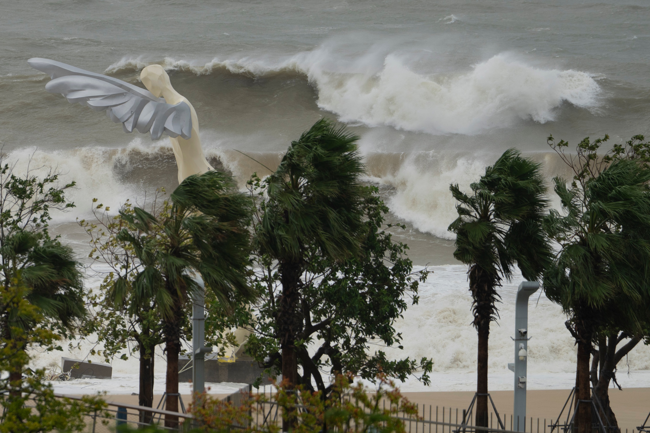 Siêu bão Ragasa: Quảng Đông sơ tán hàng triệu người, Đài Loan điều tra vụ tràn hồ - Ảnh 2.