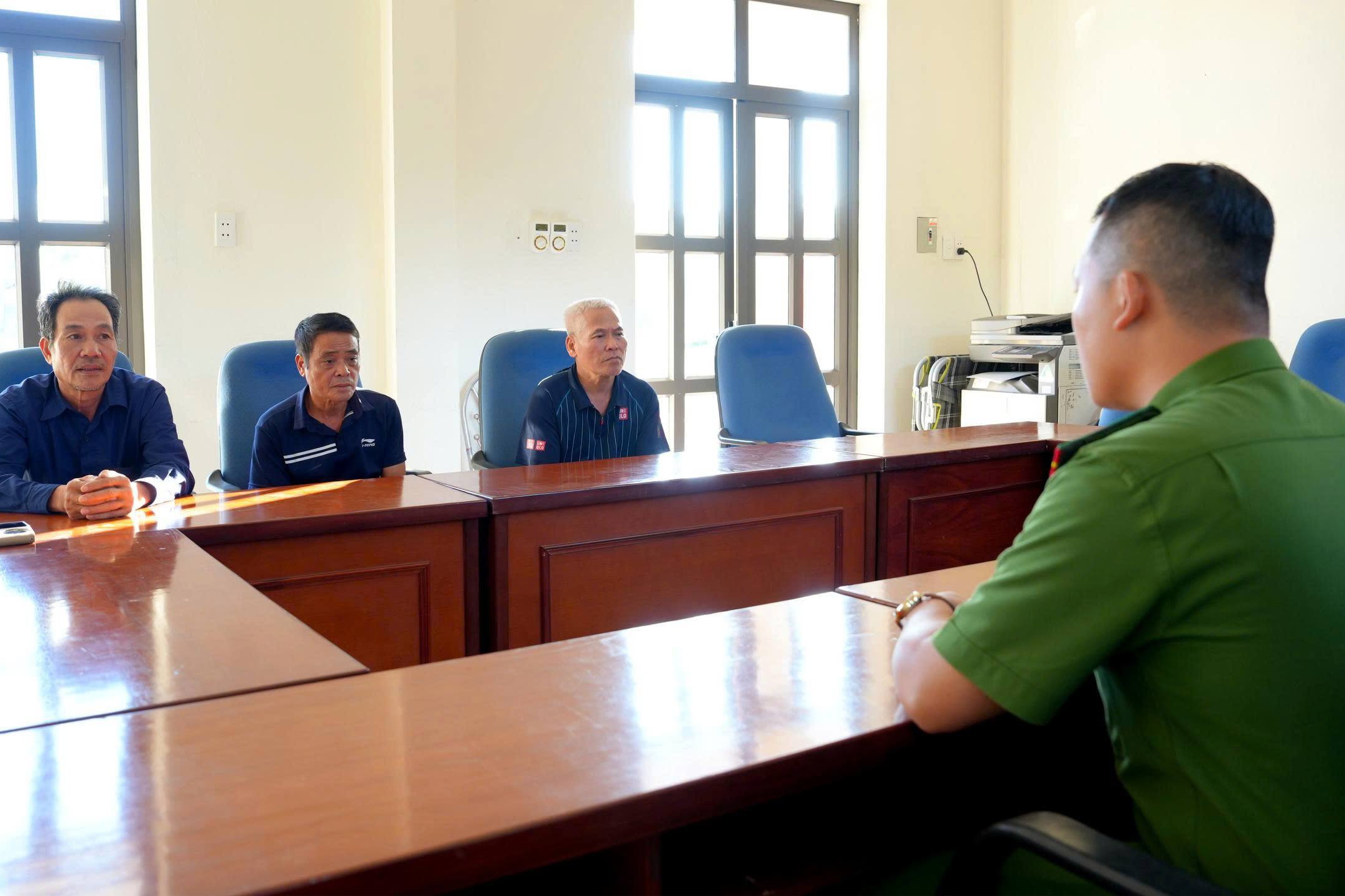 Lào Cai: Khởi tố 3 bảo vệ hành hung tài xế xe ôm trước sảnh bệnh viện- Ảnh 1.