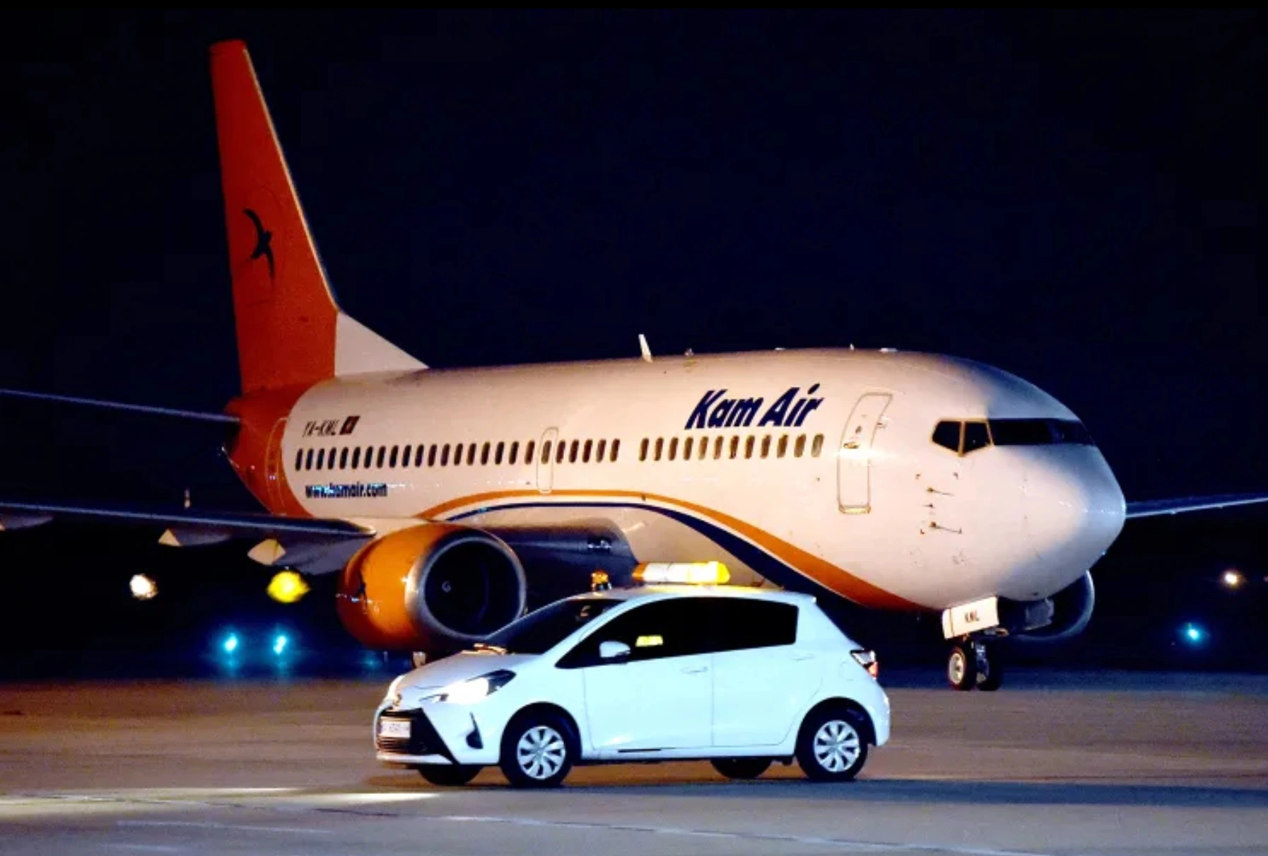 Cậu bé trốn trong càng đáp máy bay sống sót sau 1.200 km - Ảnh 1.