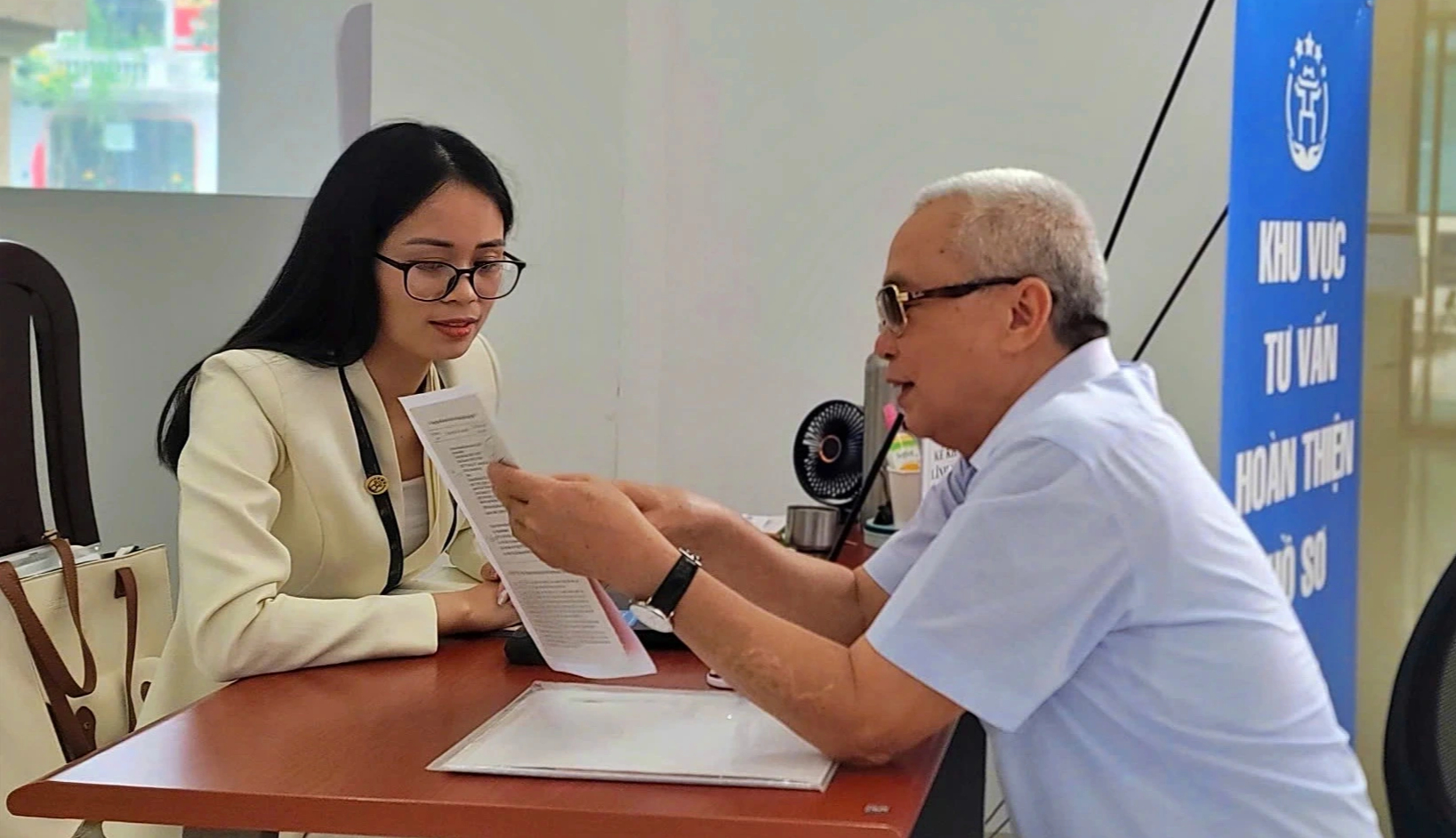 Hà Nội triển khai 'văn phòng lưu động' giúp người yếu thế làm thủ tục hành chính - Ảnh 1.