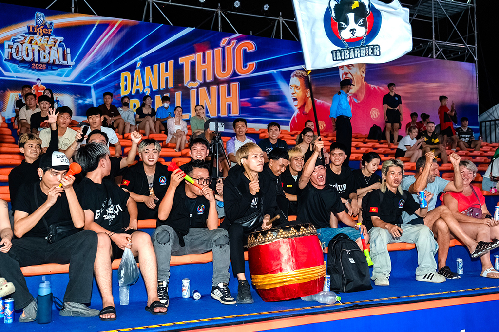 Nha Trang រកឃើញអ្នកតំណាងដំបូងដើម្បីប្រកួតប្រជែងជាមួយវីរបុរស Manchester United - រូបថត 5 ។ Nha Trang tìm ra đại diện đầu tiên tranh tài cùng huyền thoại Manchester United - Ảnh 5.