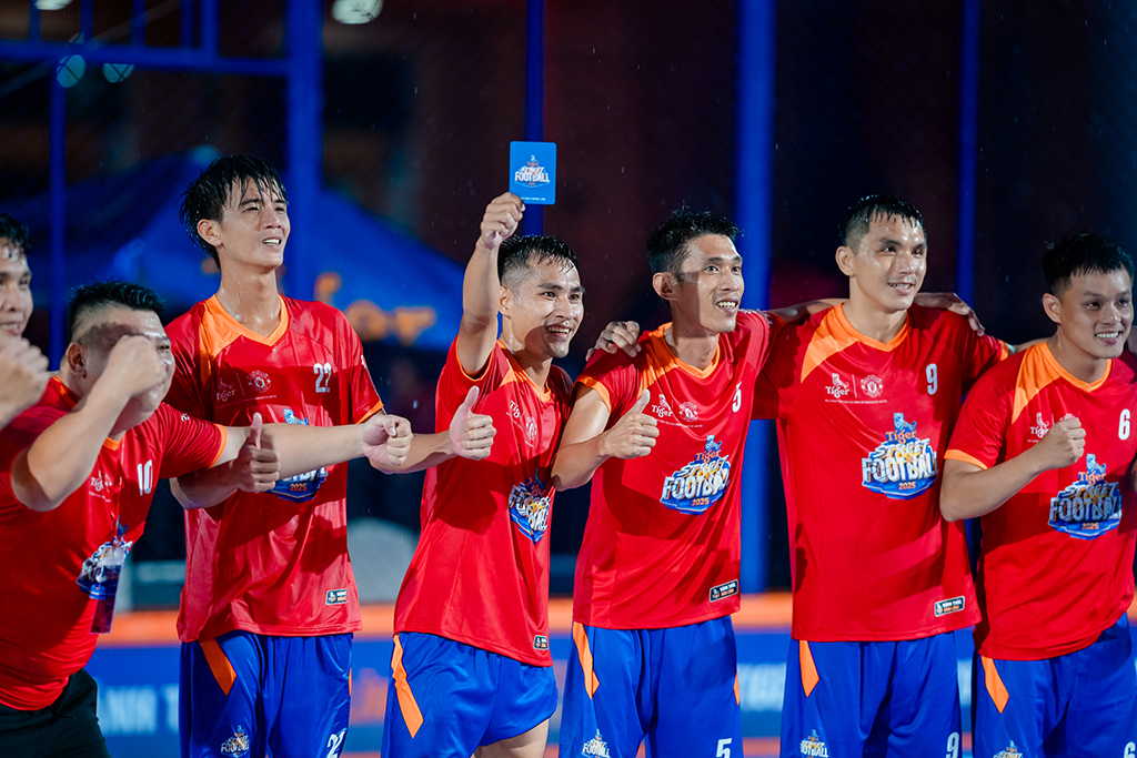 Nha Trang រកឃើញអ្នកតំណាងដំបូងគេដើម្បីប្រជែងជាមួយនឹងជើងខ្លាំង Manchester United - រូបថត ៣. Nha Trang tìm ra đại diện đầu tiên tranh tài cùng huyền thoại Manchester United - Ảnh 3.