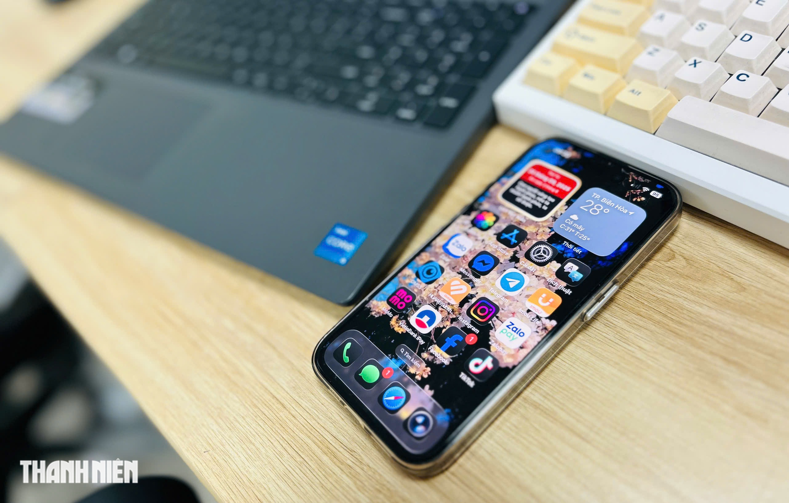 Apple chặn hạ cấp về iOS 18 đối với người dùng 'lỡ' lên iOS 26 - Ảnh 1.